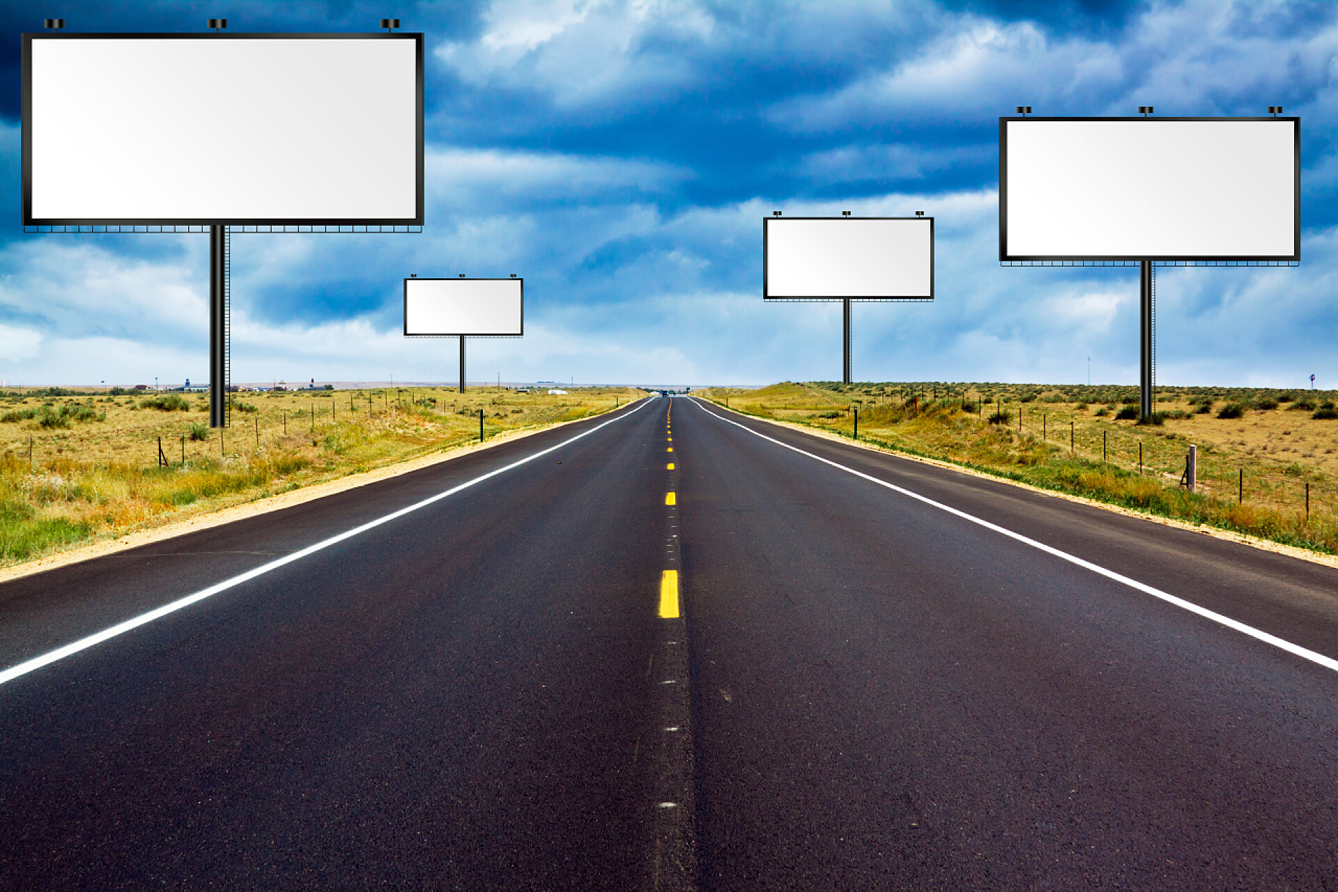 笔直公路上的广告牌广告牌