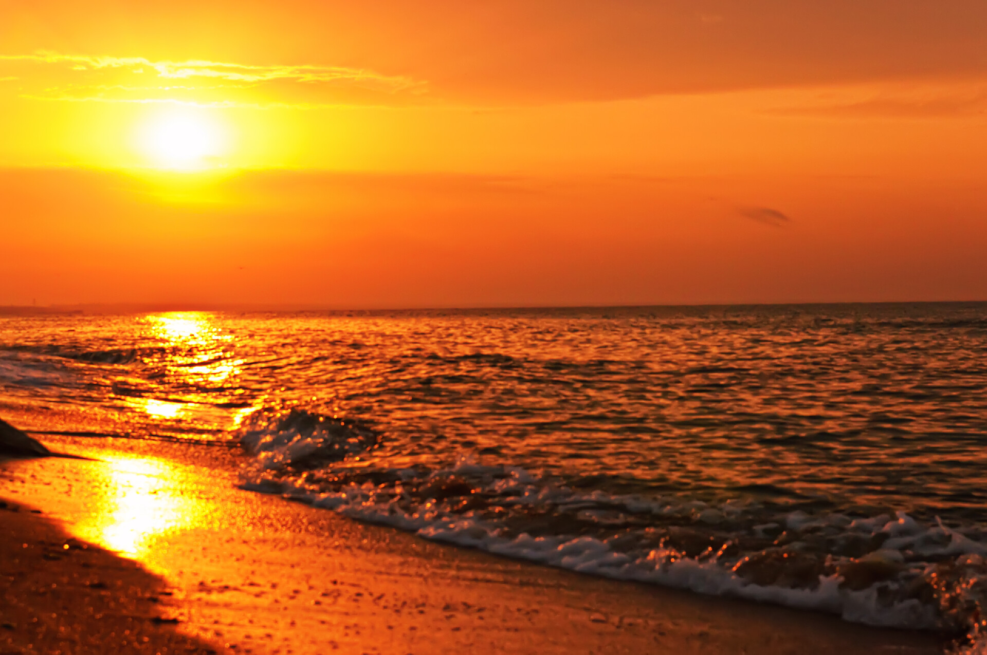 黄昏夕阳下的海边夕阳西下