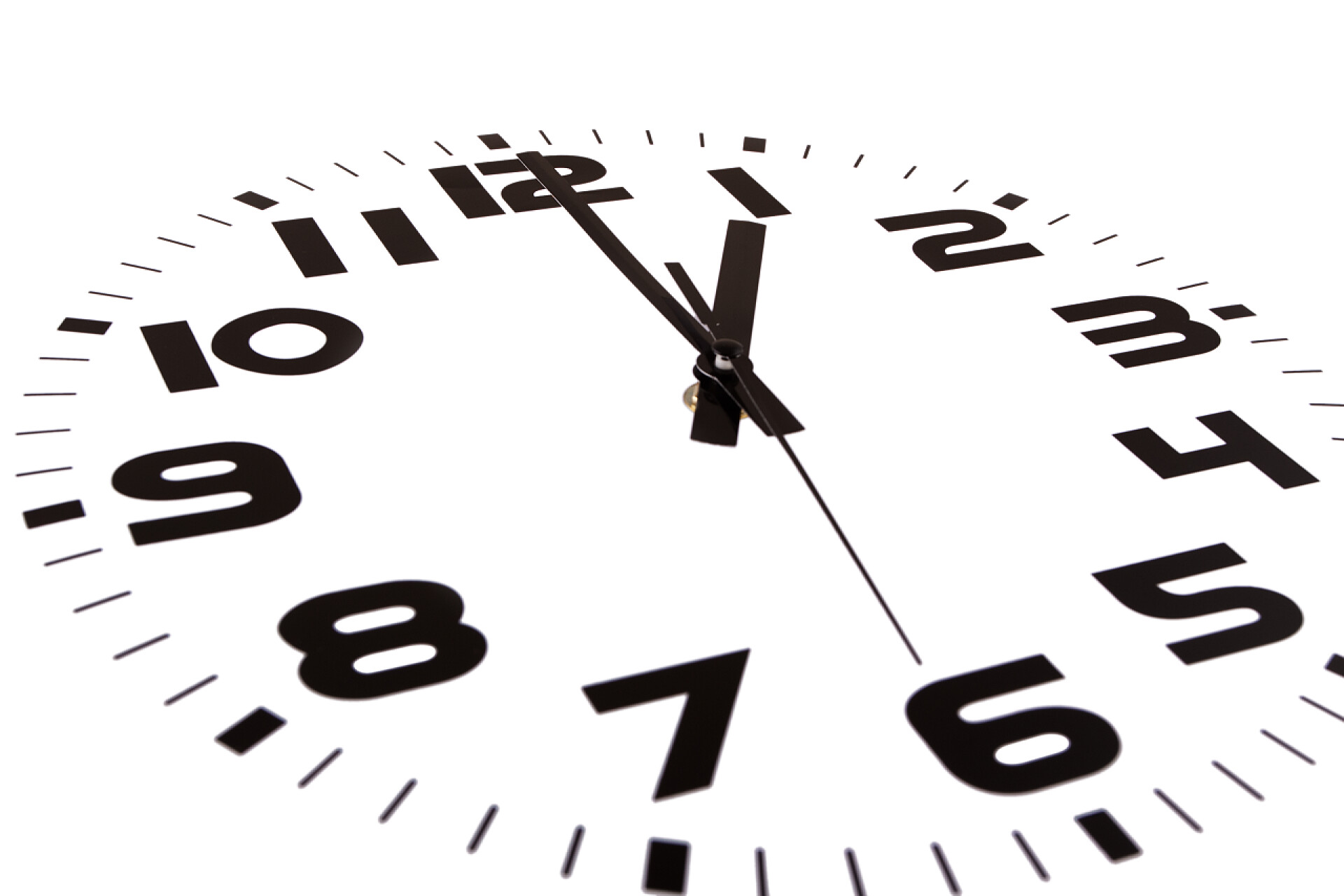 白色背景一个表盘时间定格在一点1 上午