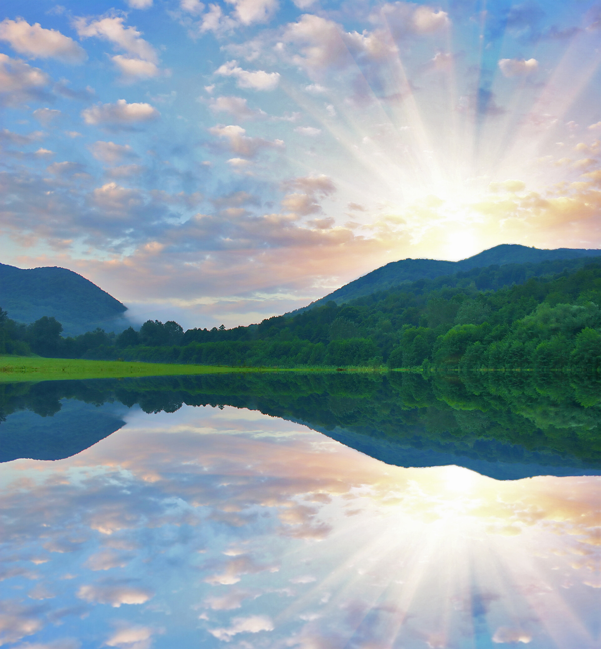 太阳升起阳光穿过山峰照向大地在山中的明亮日出