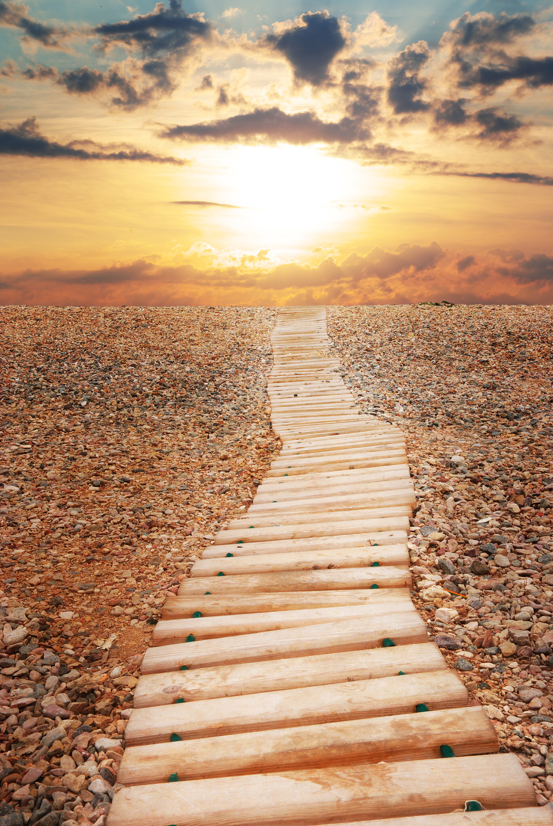 日落时天空把整个大地染成金黄色对天空的方式