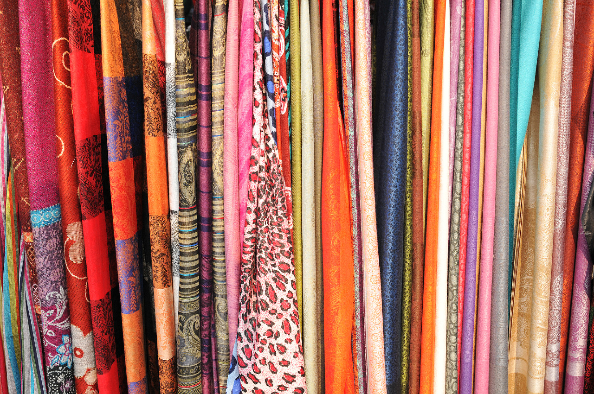 市面上出售的五颜六色的衣服服装