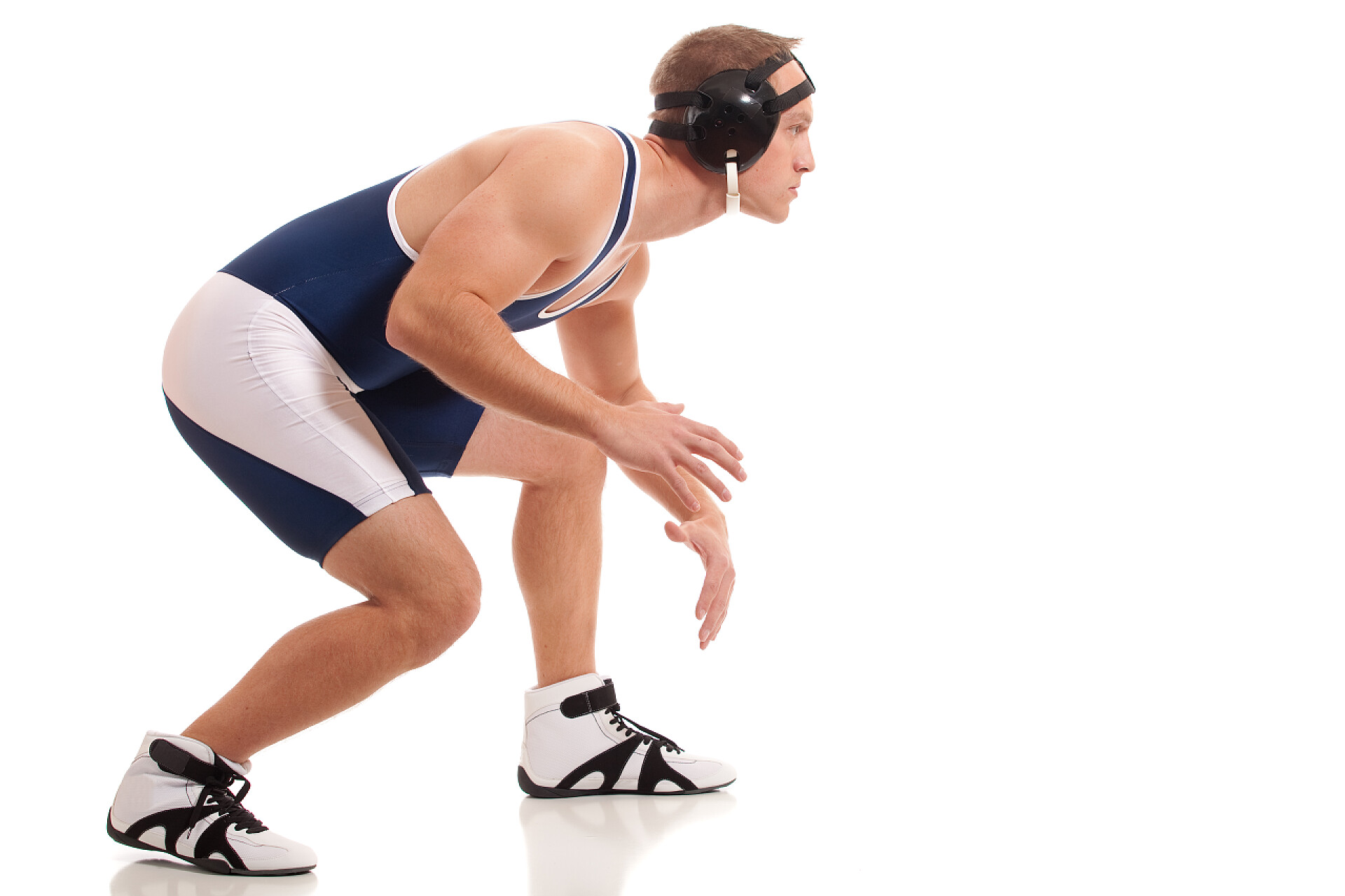 白色背景上一个摔跤手摔跤手在蓝色单线态。射过白色的工作室.