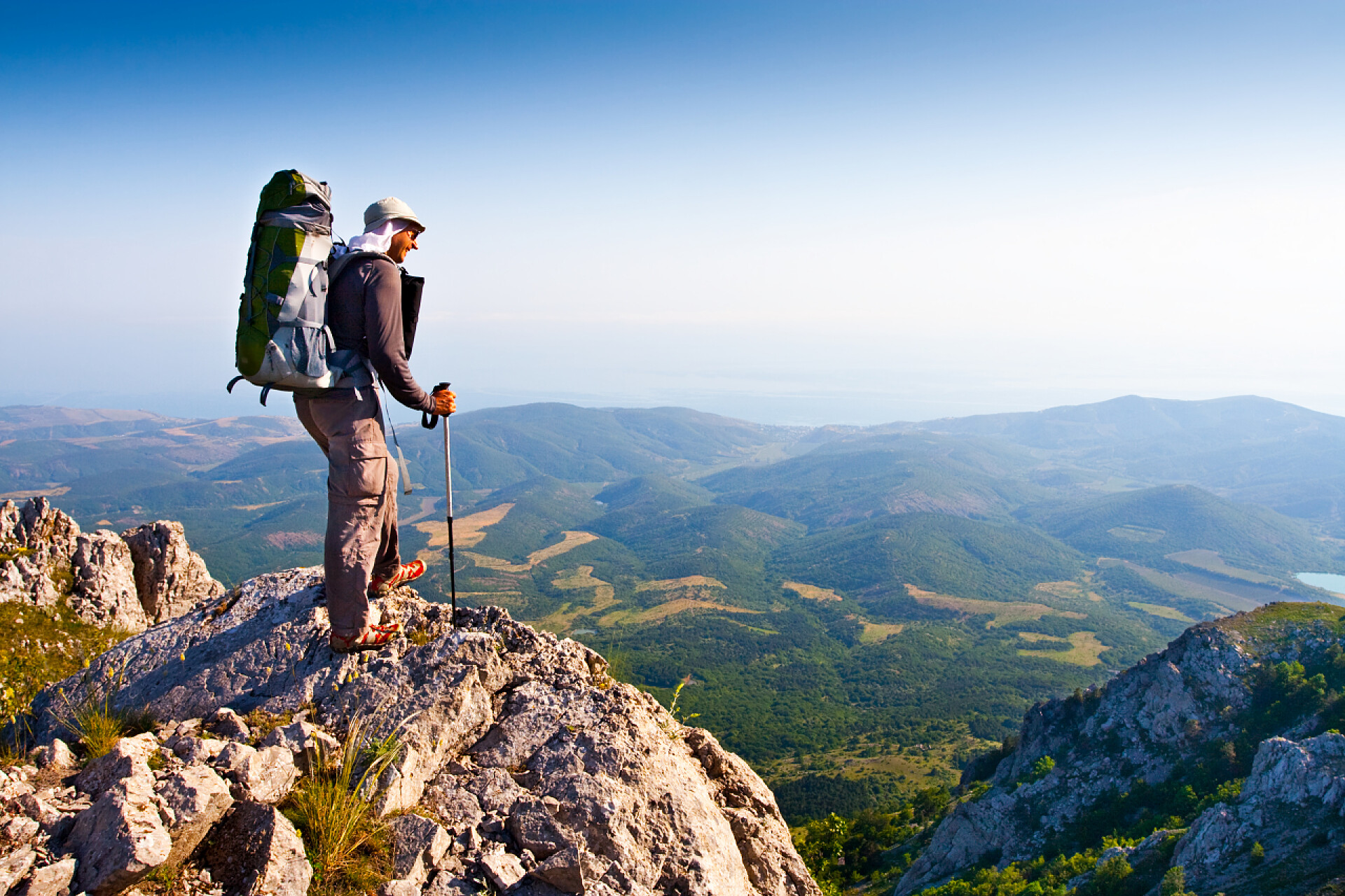 男人站在岩石上俯瞰整个大地悬崖上的人