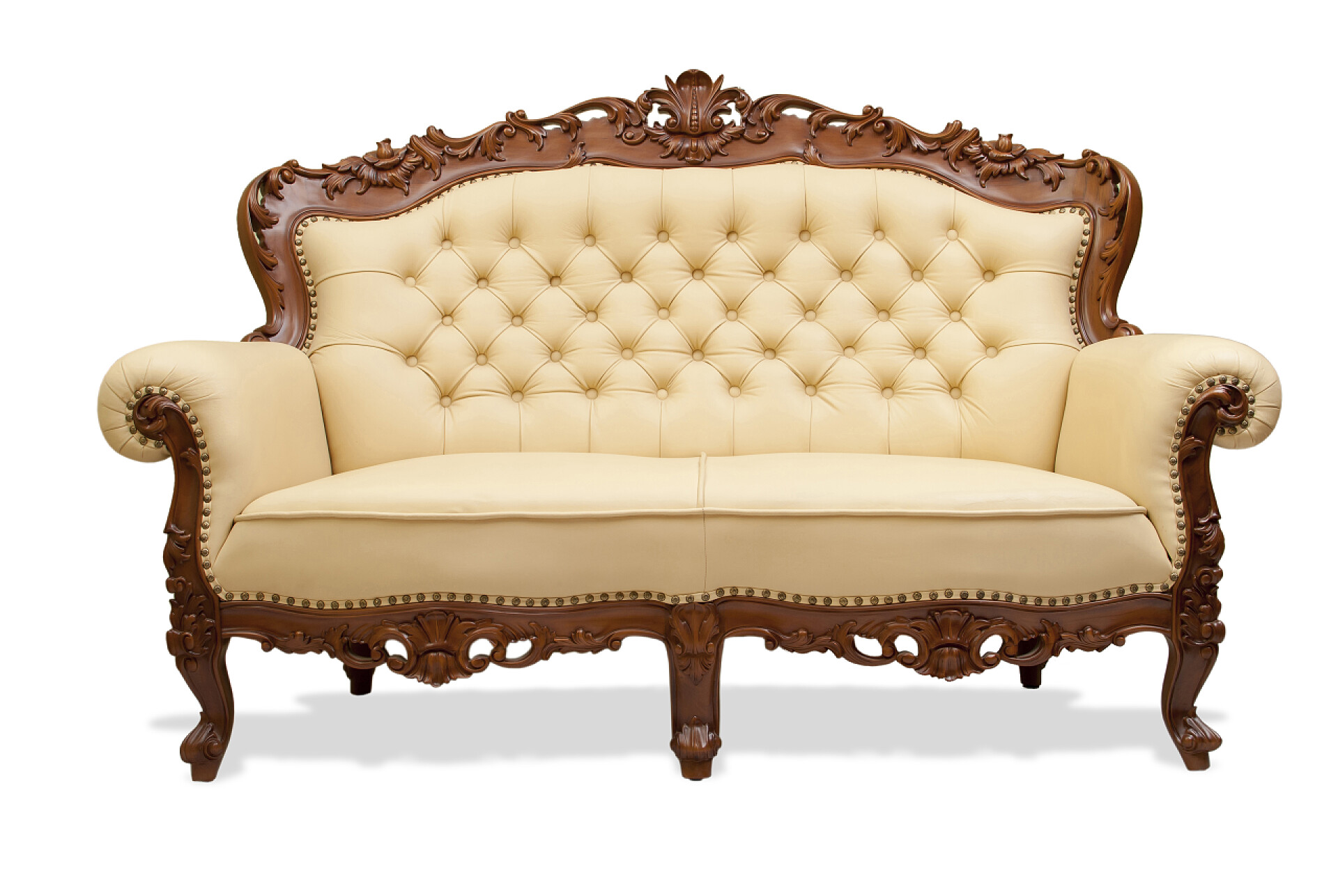 白色背景上一把古典雕刻木制椅子装饰皮革古典雕刻木椅