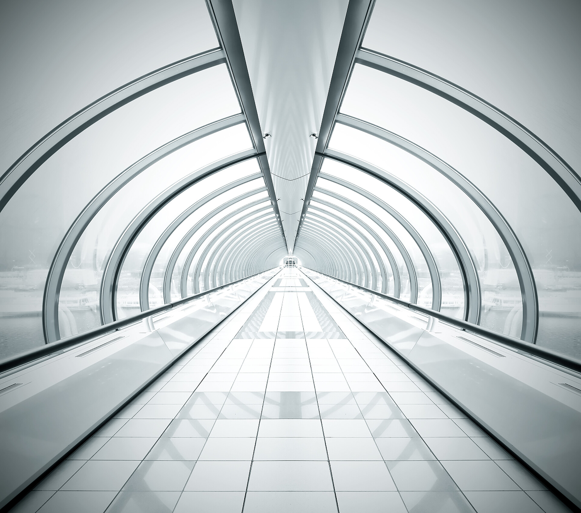 墙面是弯曲结构的走廊弯曲墙与黑色对称消失走廊