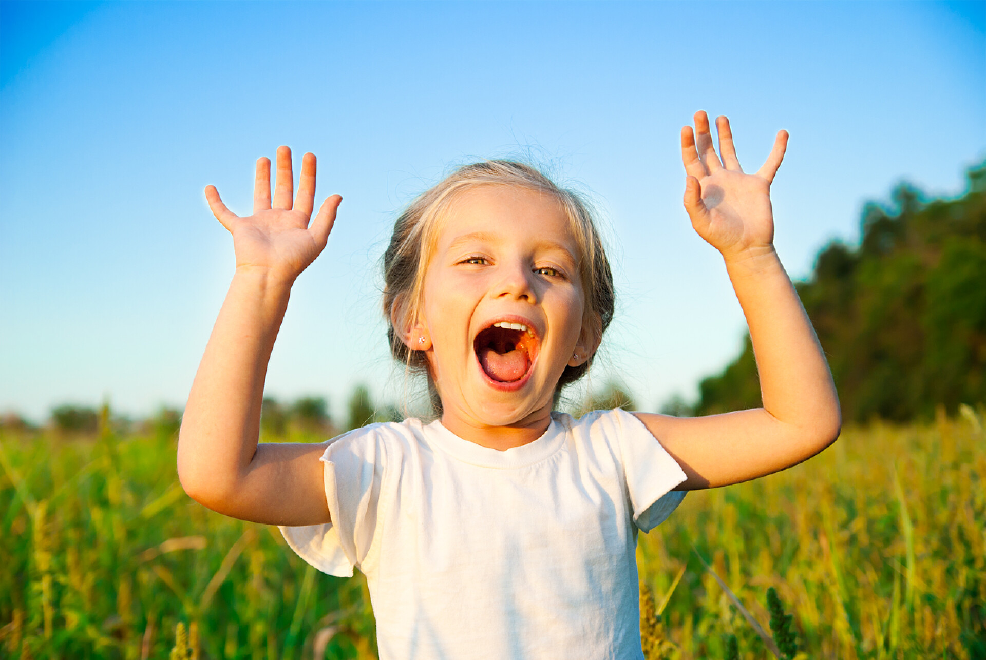 双上向上举的小女孩小丫头