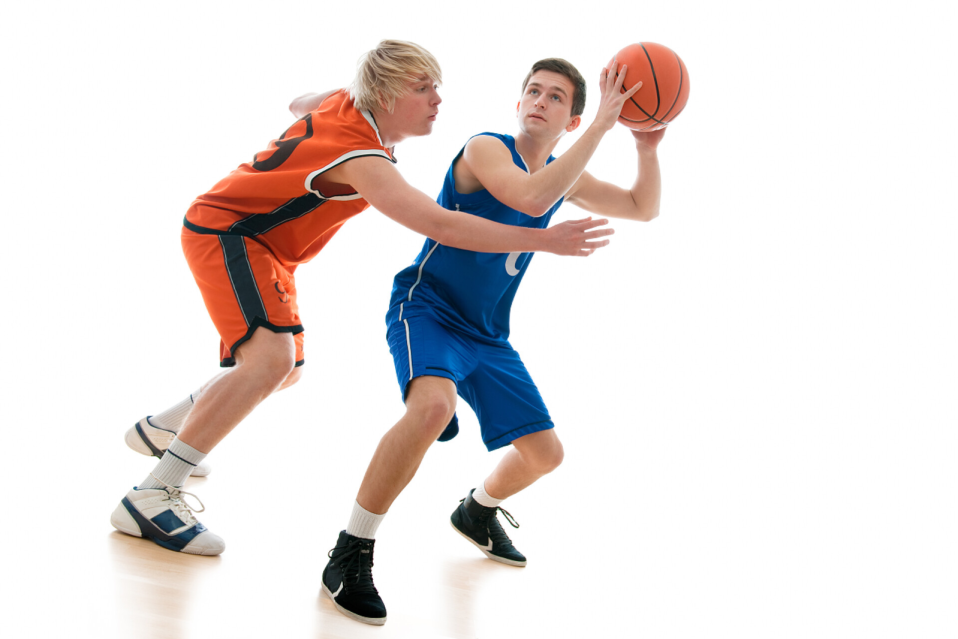 两名年轻球员在打篮球篮球