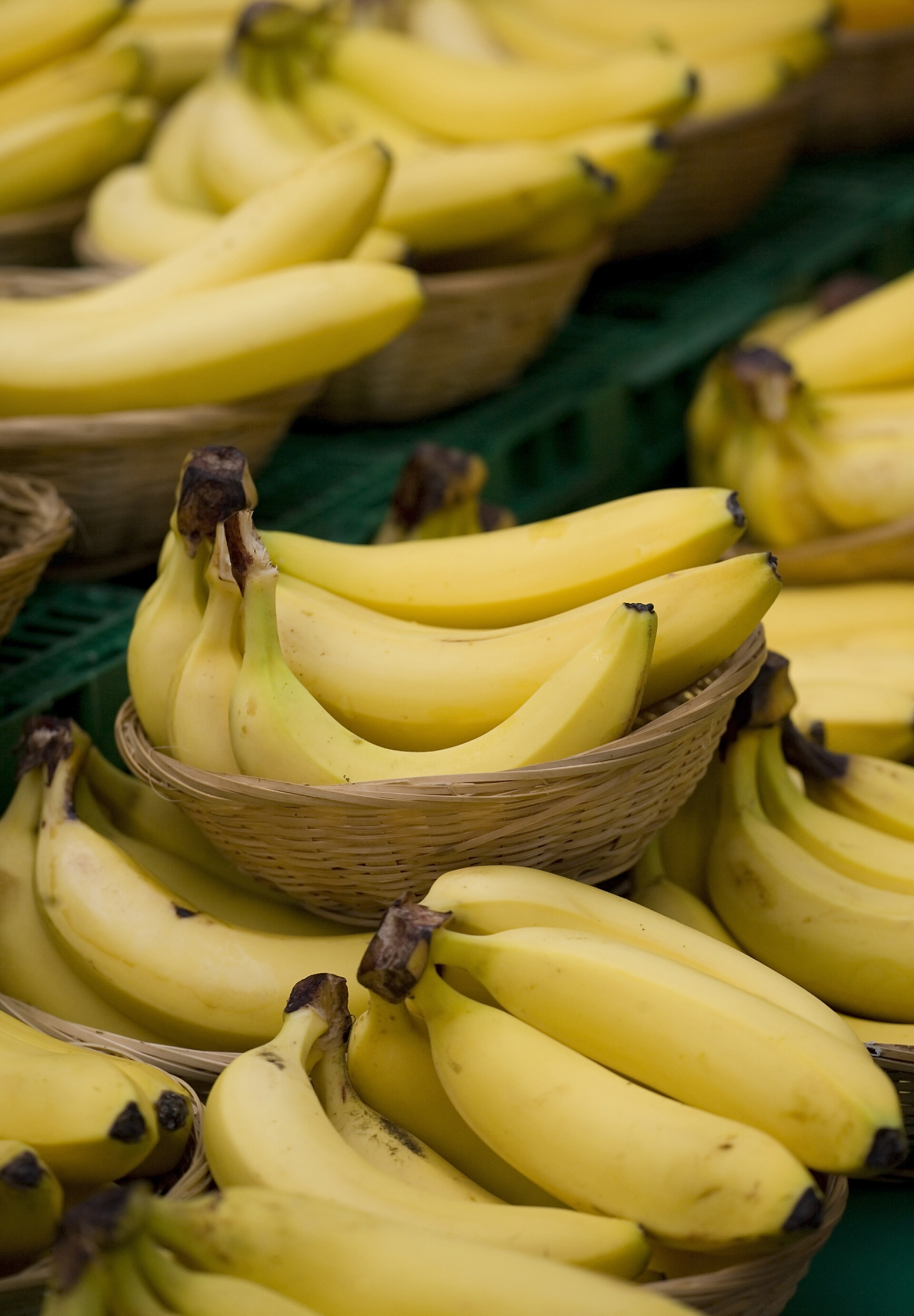 在竹筐当中的香蕉香蕉