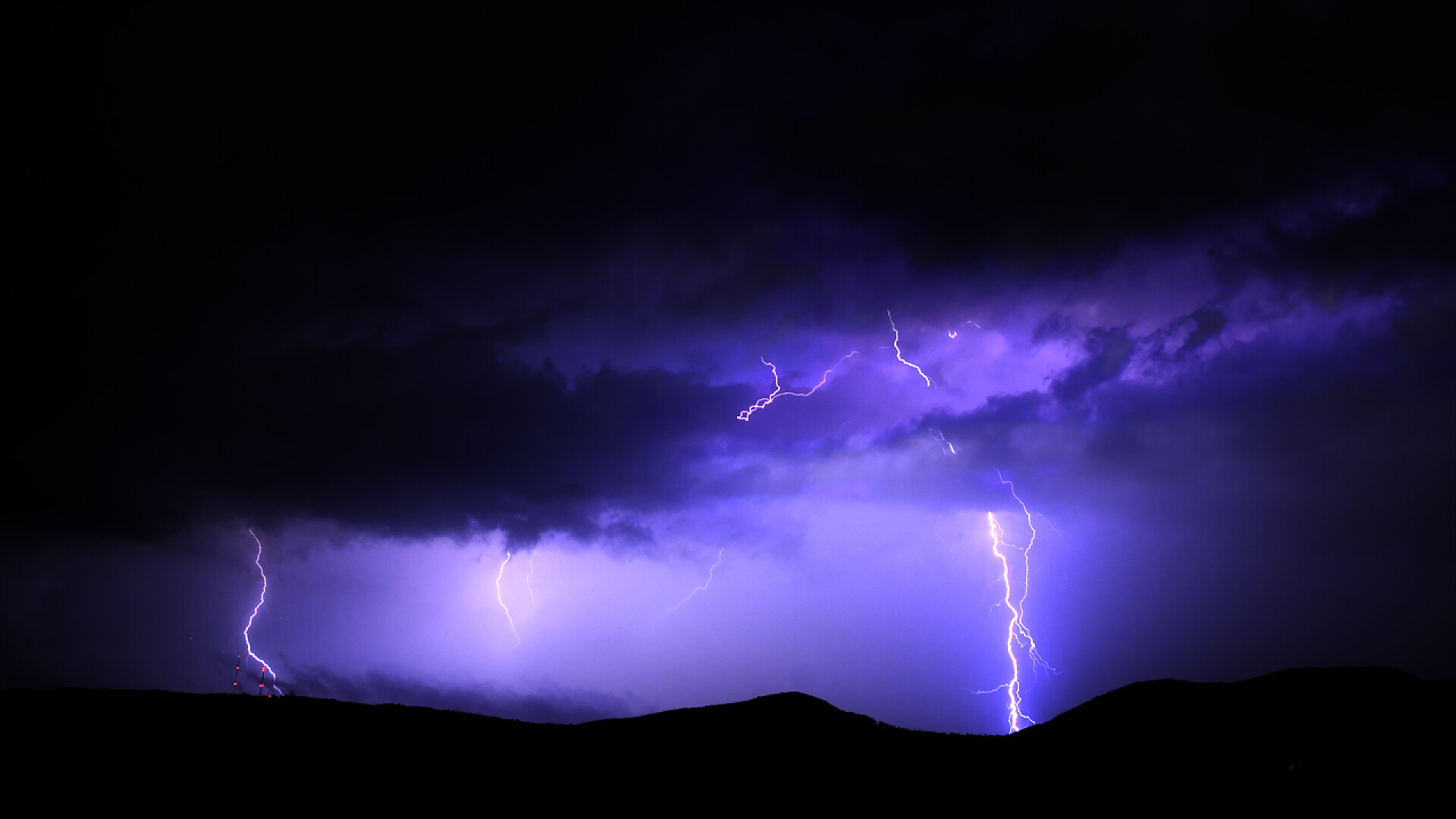 闪电和紫色的天空闪电