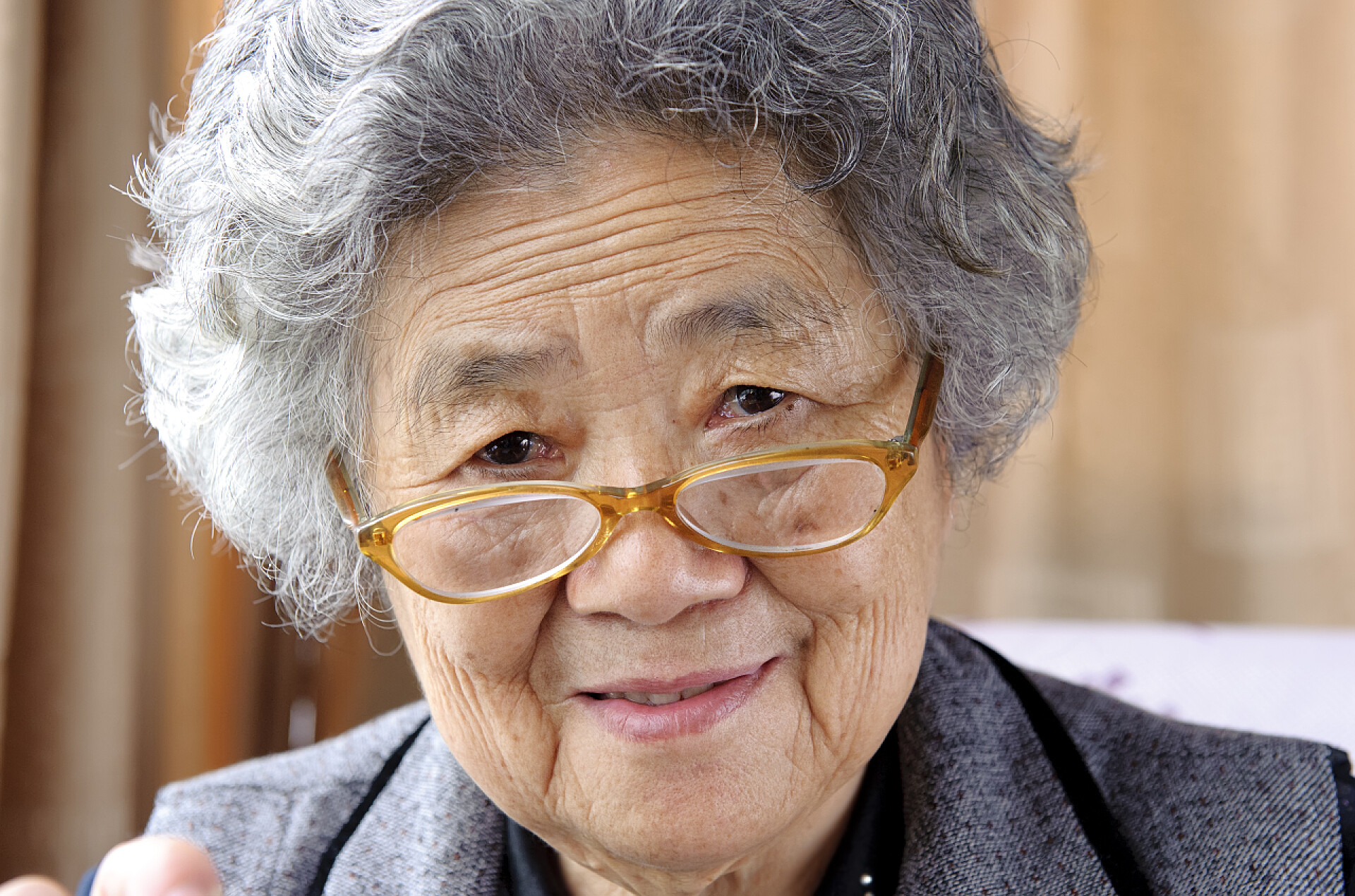 奶奶朝着镜头微笑快乐的祖母