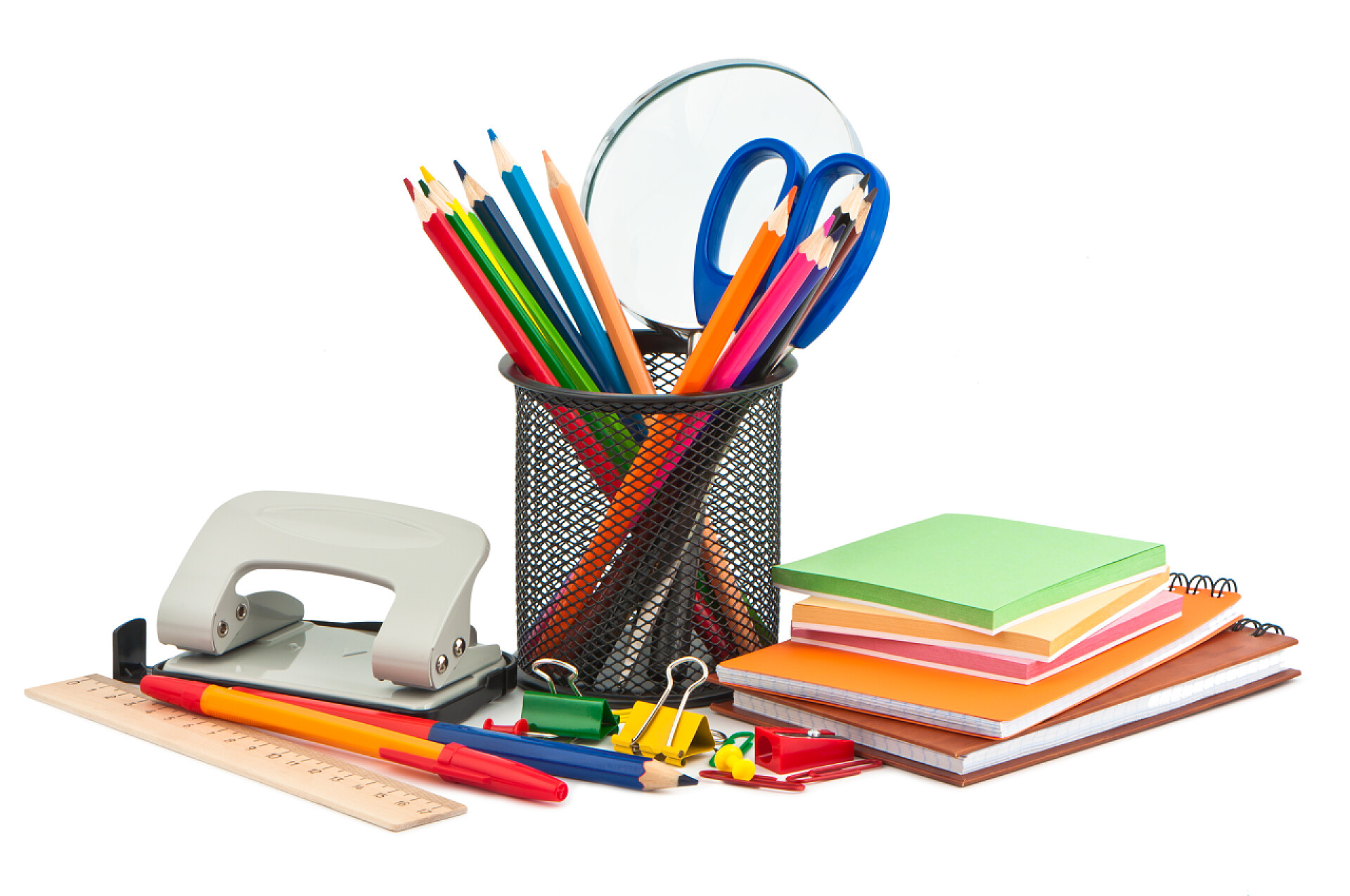 桌子上的文具用品白色背景文具.