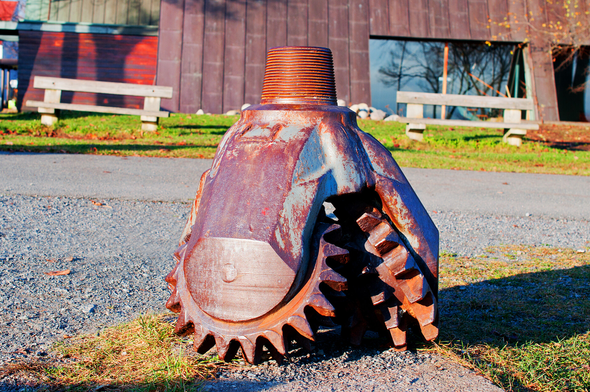 立在地面的油井钻头石油钻井钻头