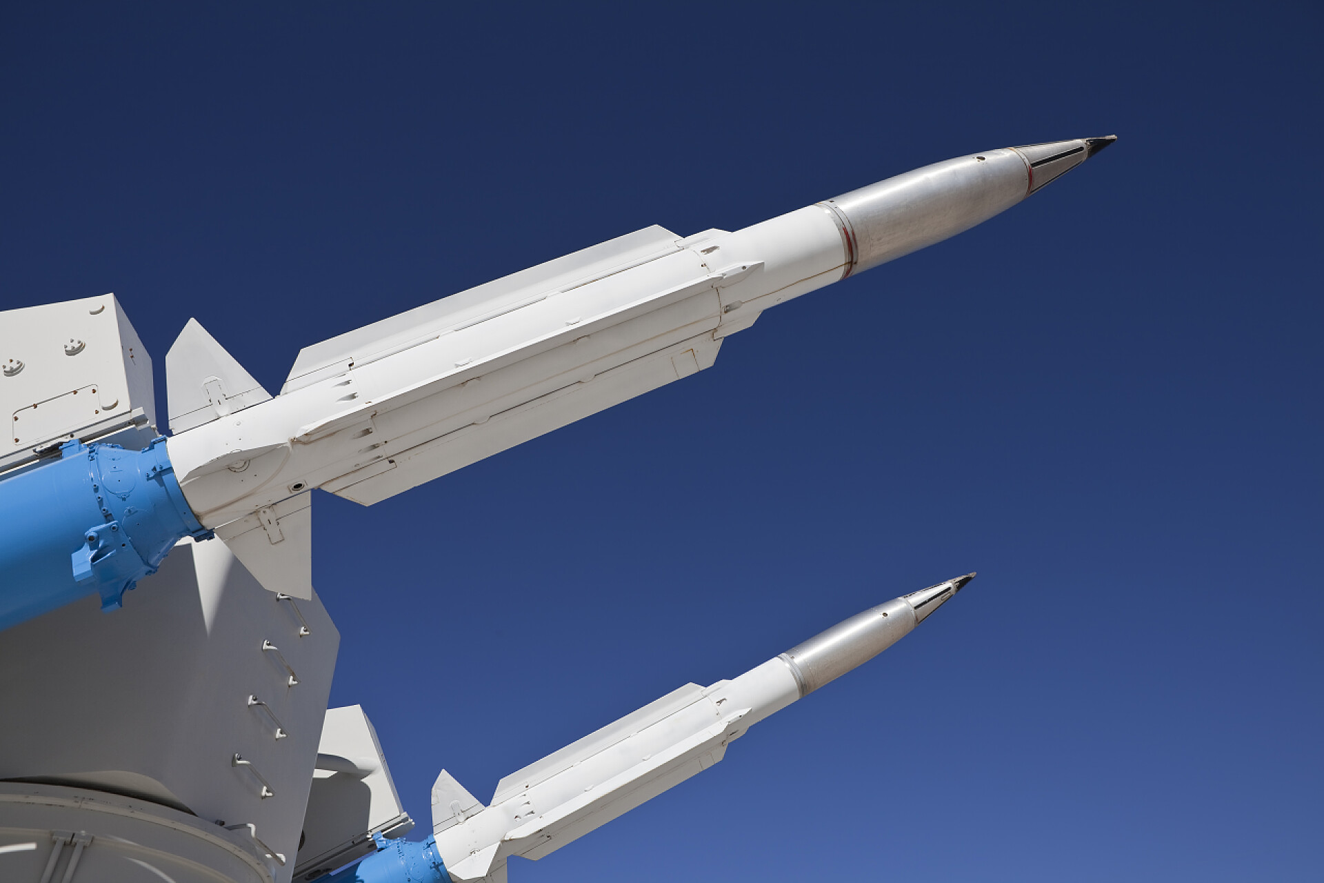 地面的白色航空母舰双导弹