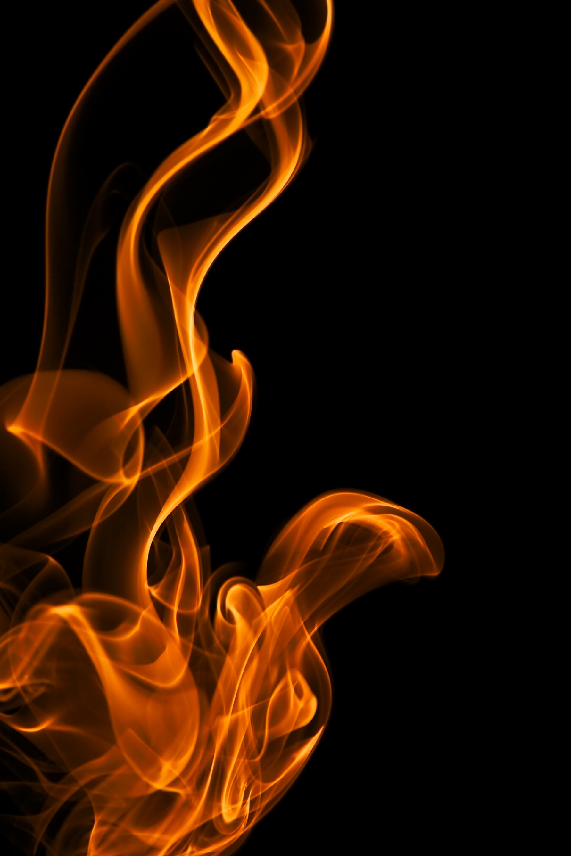 黑色背景上燃烧的火焰抽象背景多彩烟