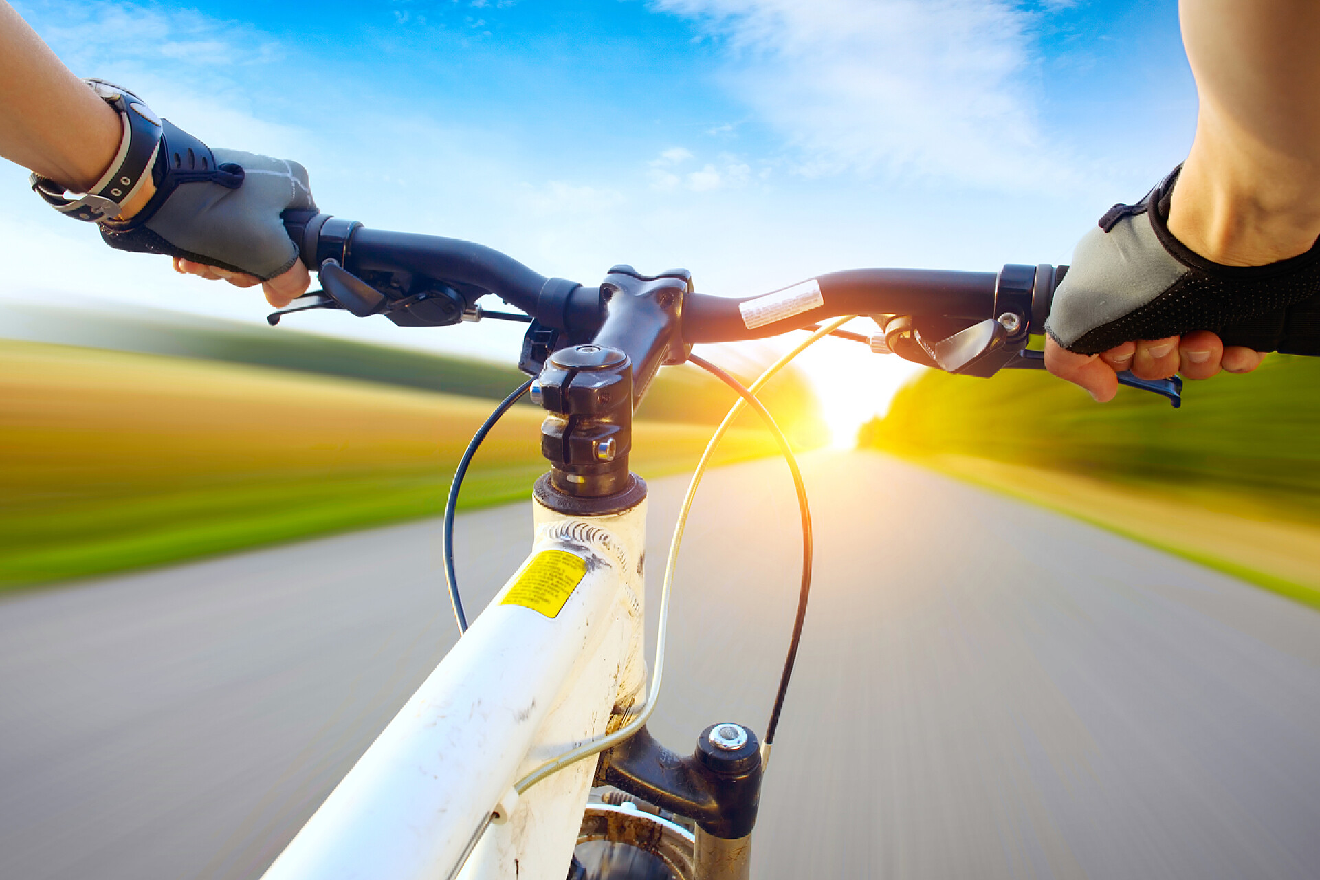 运动员在日落时骑车骑