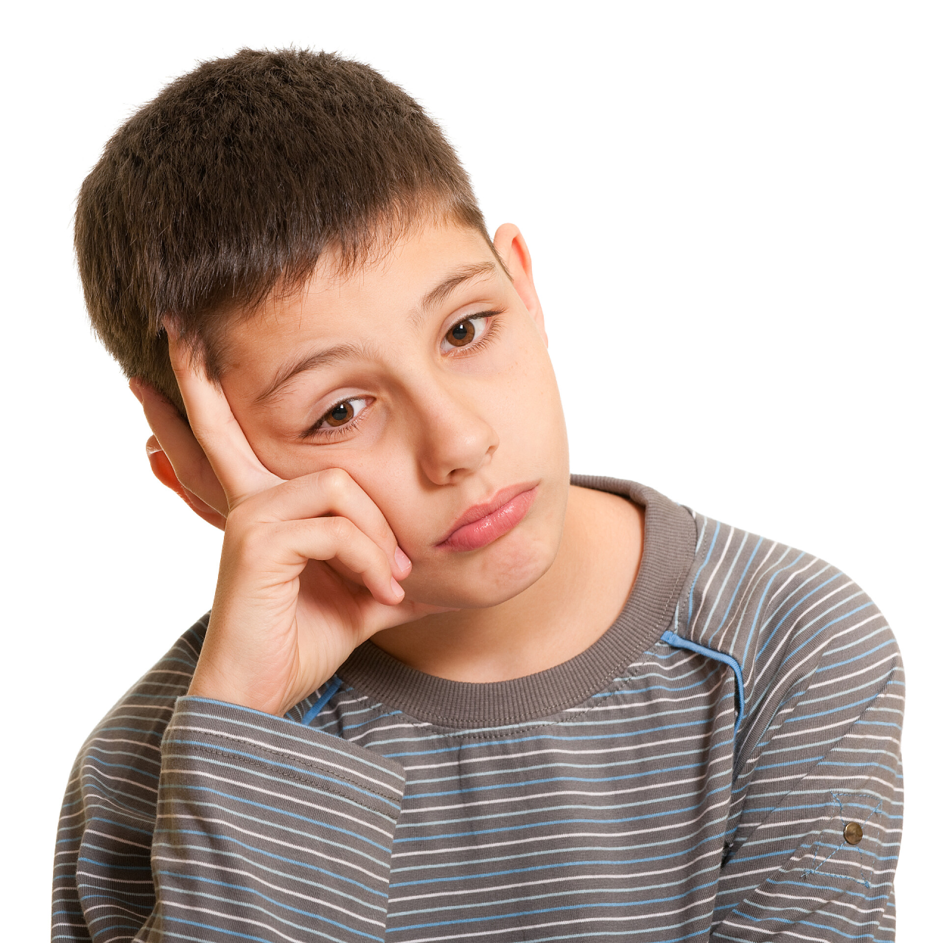 白色背景上一个小男孩思想和感情