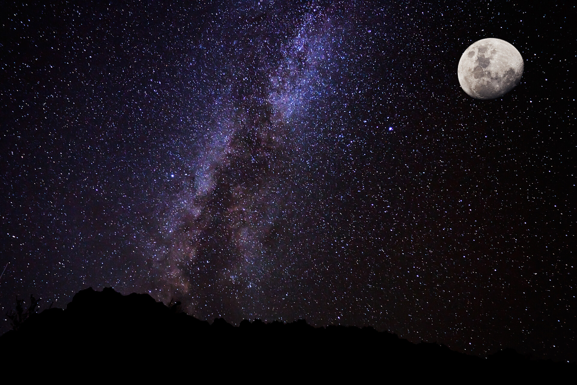 夜晚的星空和月亮夜晚的天空，银河系中的星星