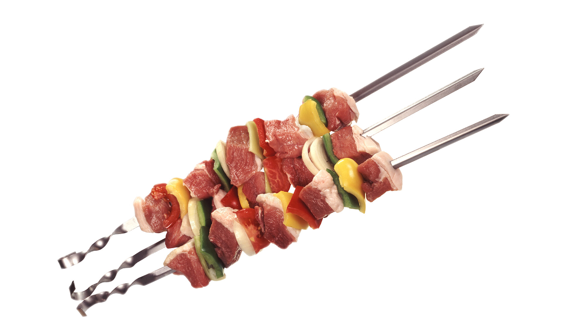 在白色背景墙上的三个用签子串好的肉串在绞刑架上做什锦烤面包