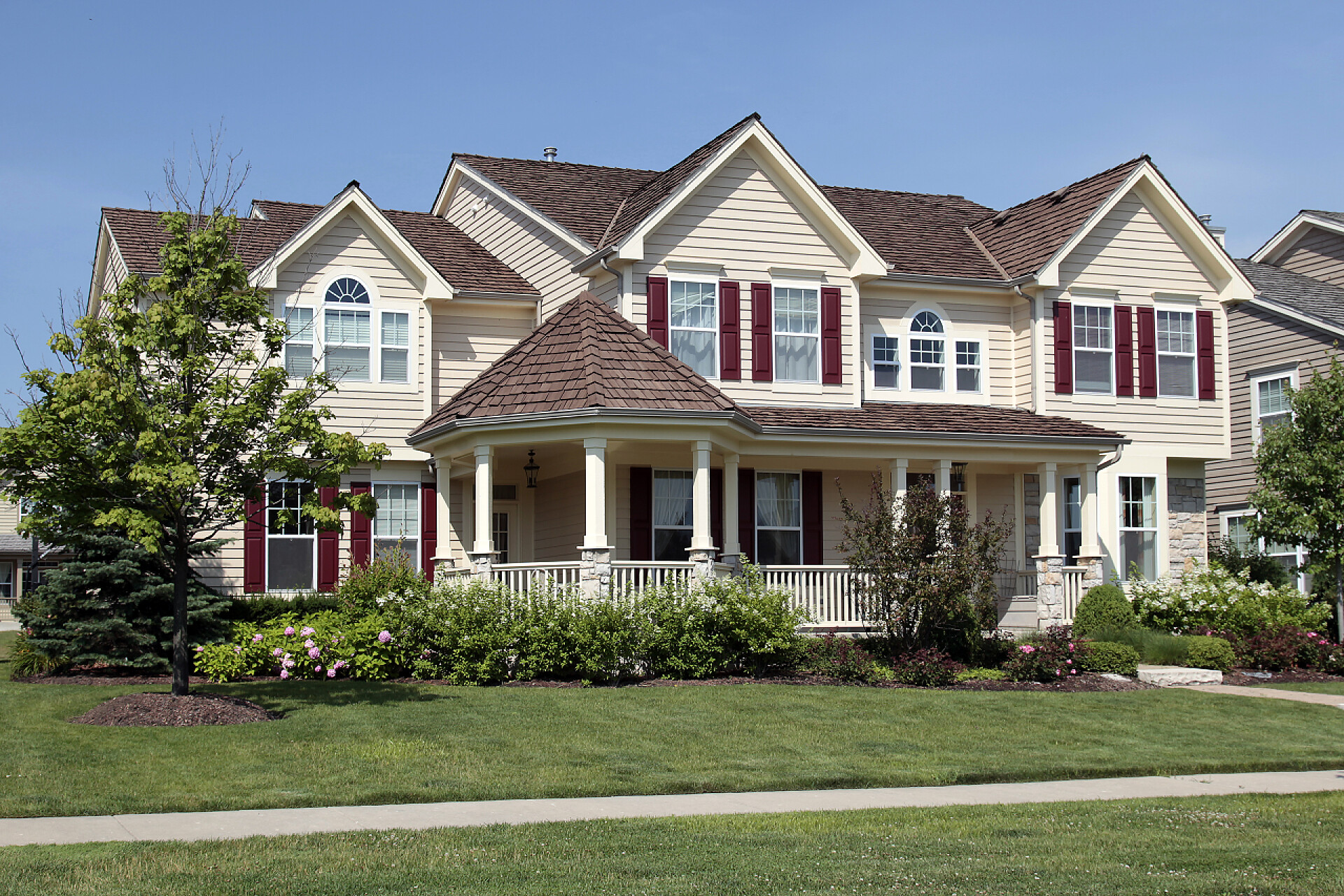 一栋美丽且又独具一新的别墅红色百叶窗的家