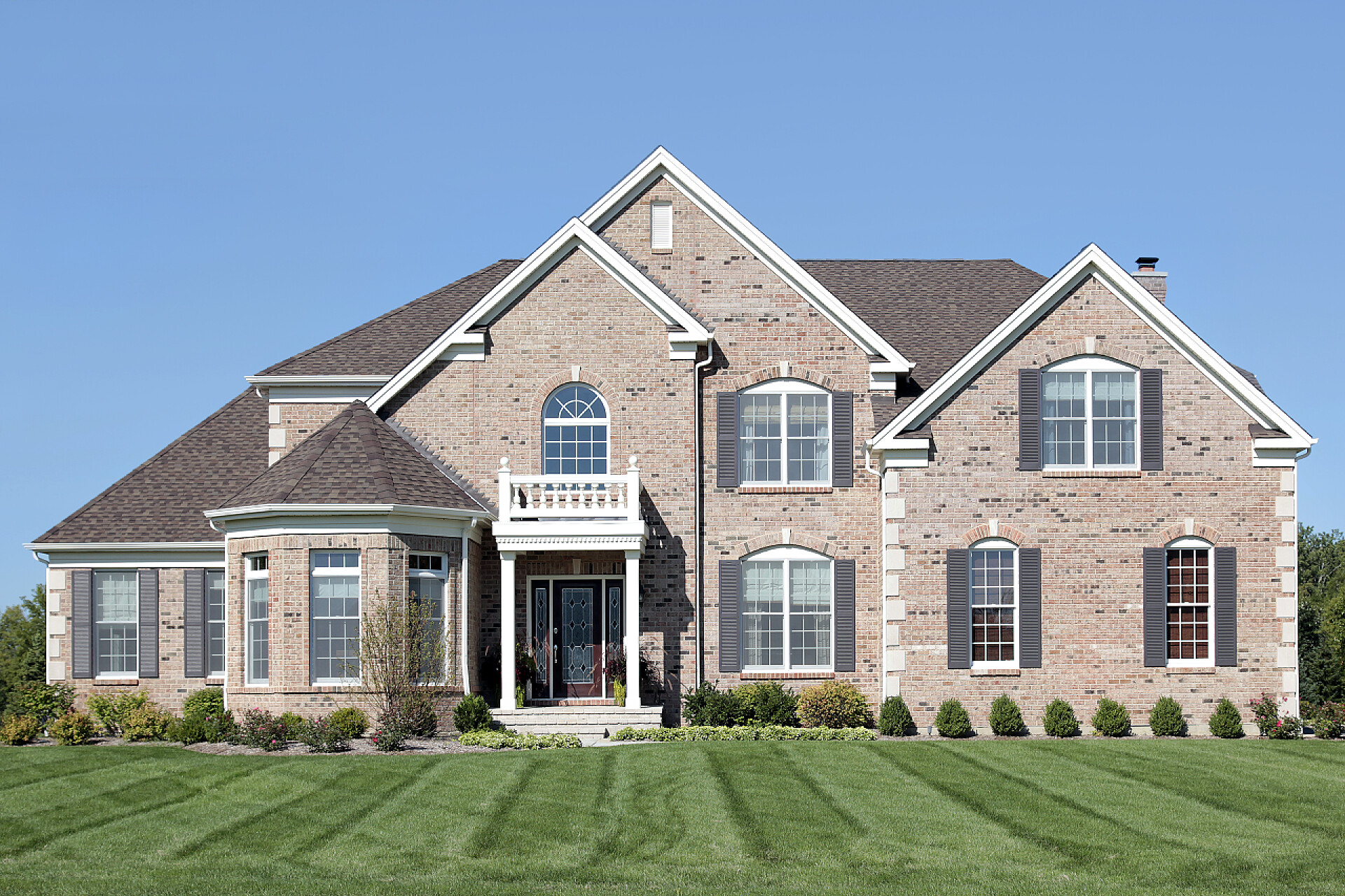 在蓝天下的一栋别墅建筑砖家带小前台阳台