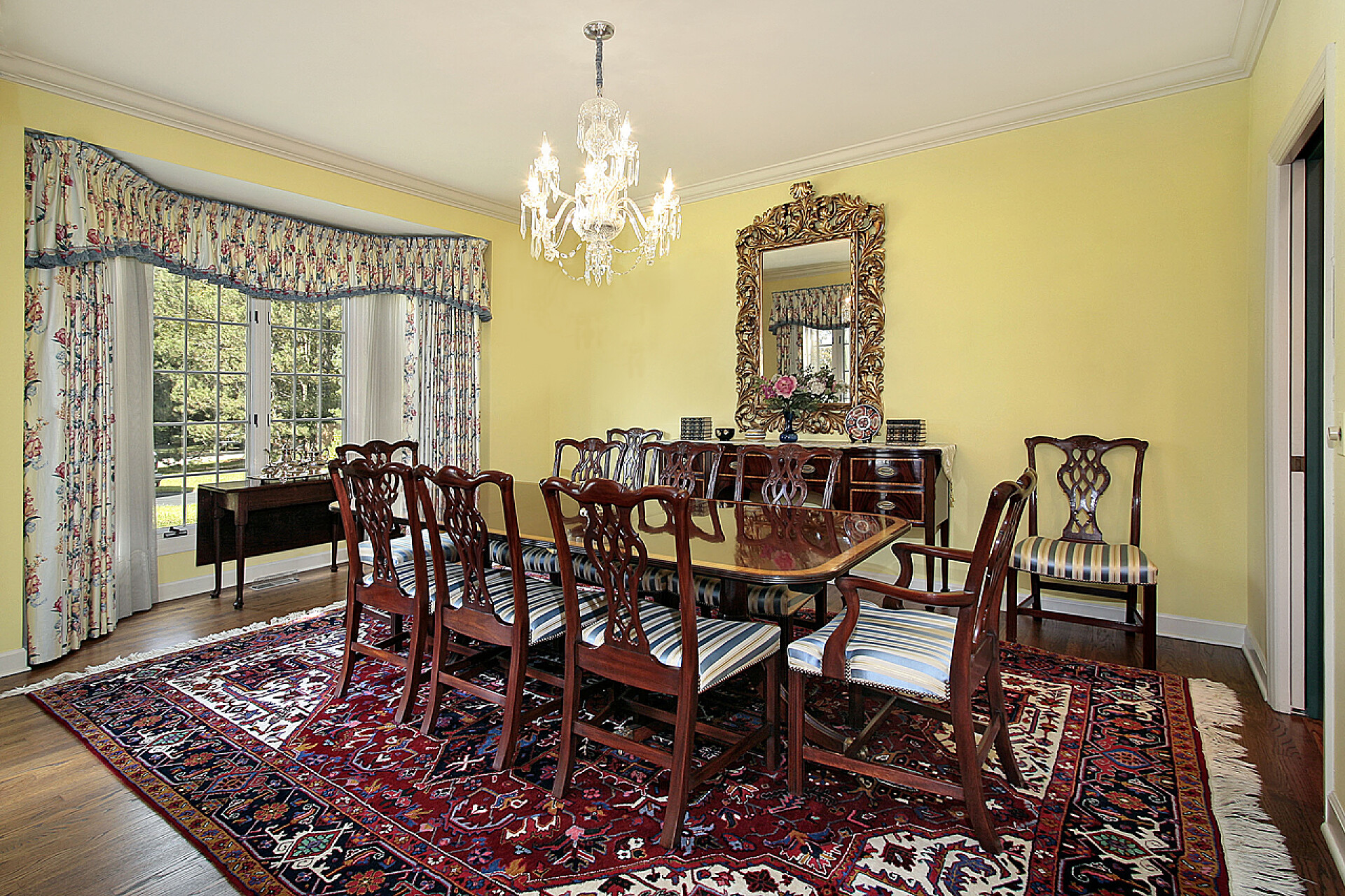 现代别墅中的豪华餐厅饭厅用黄色的墙壁