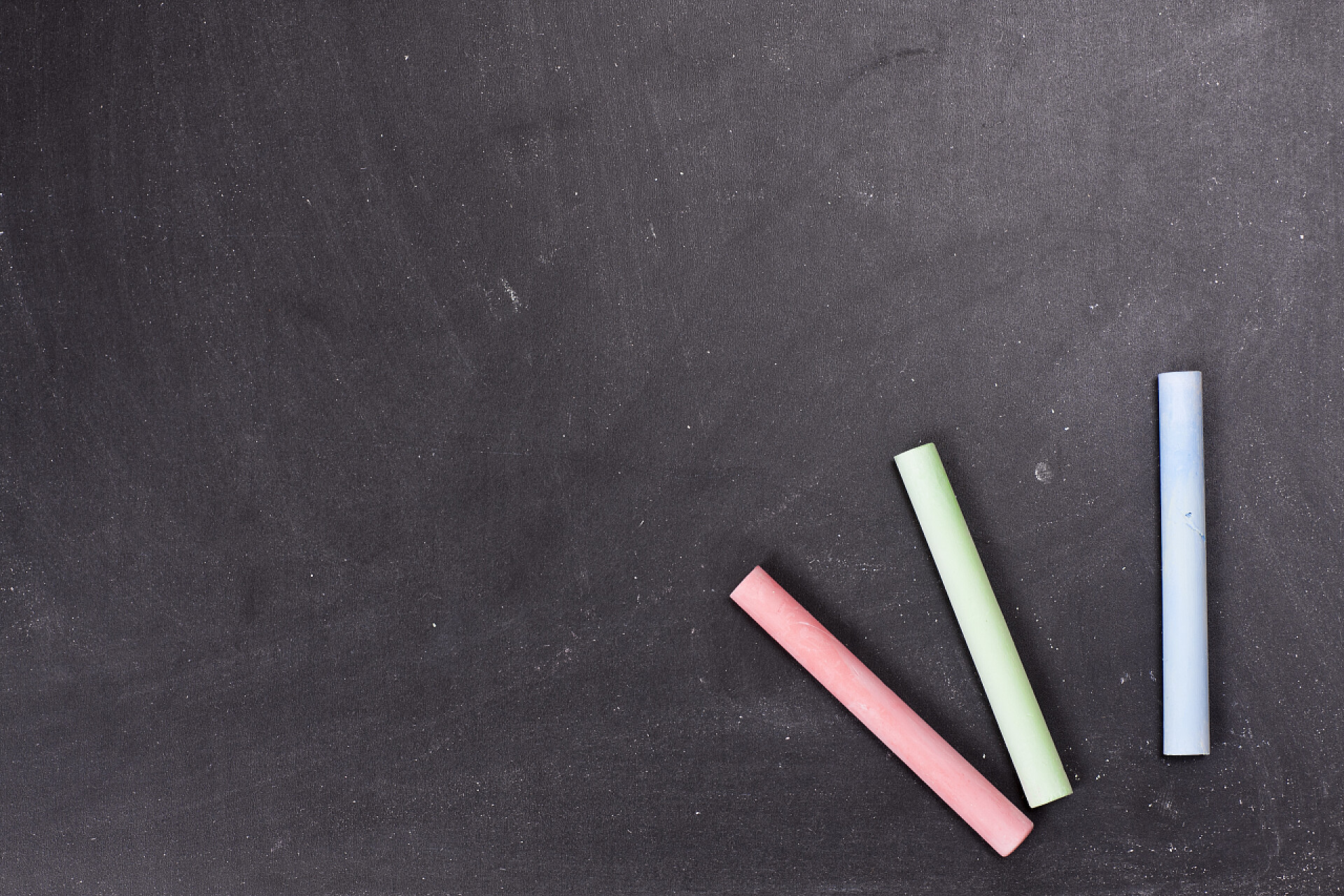 黑板上的粉笔俯视图粉笔与黑板