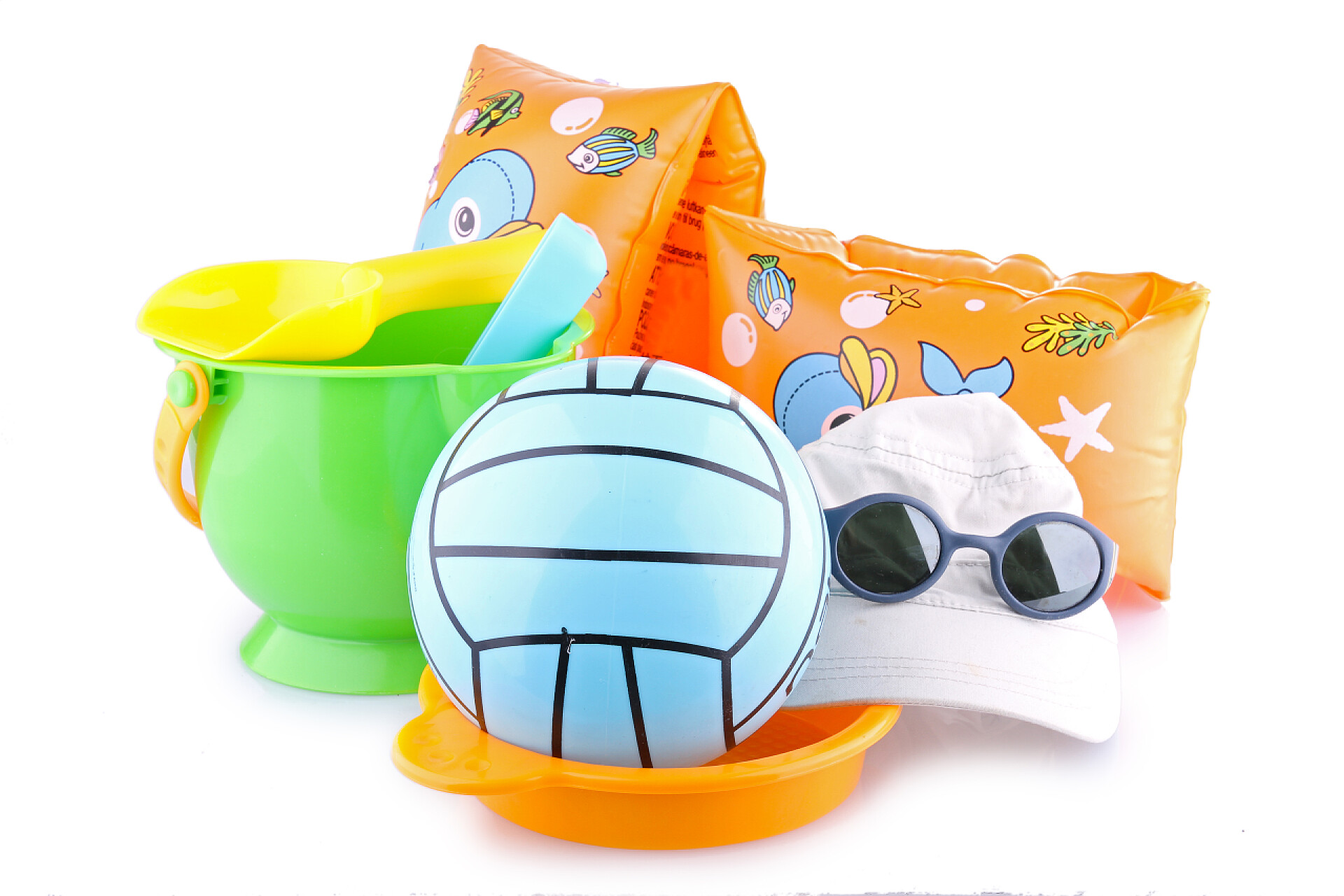 白色背景上的沙滩玩具特写沙滩玩具