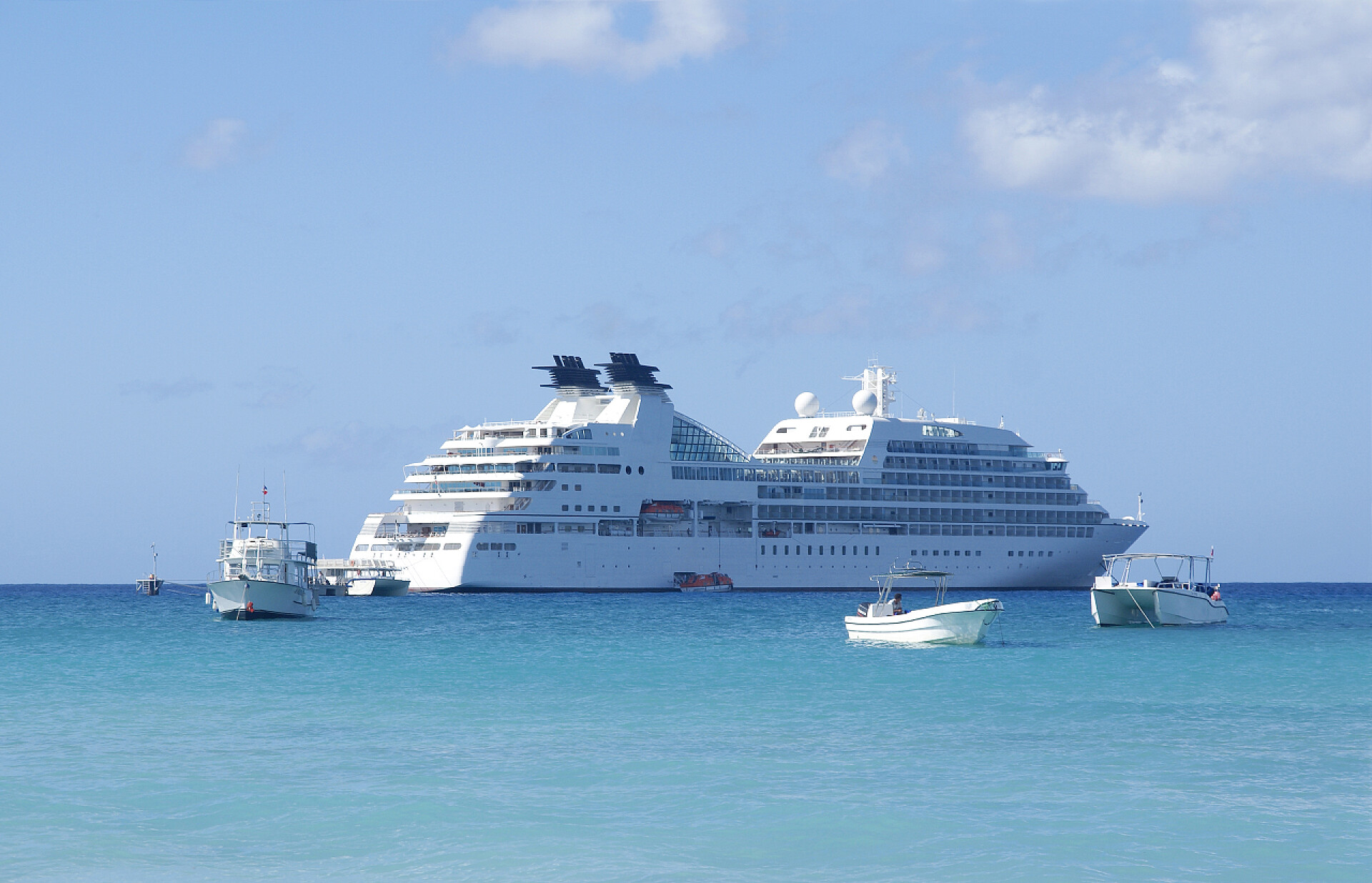 海洋上停泊的大游轮游轮