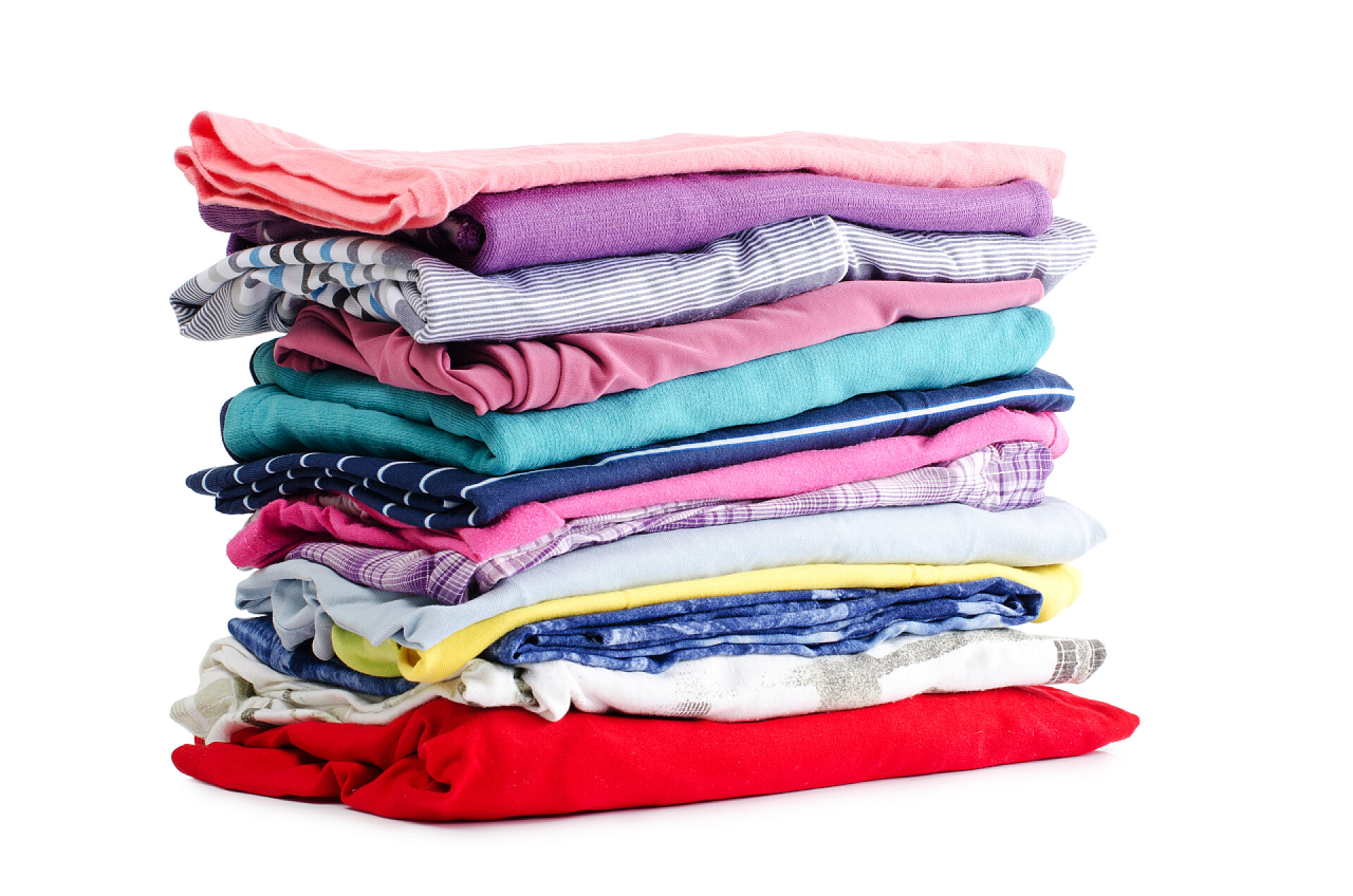 白色背景上叠放整齐的衣物堆的纯的衣服