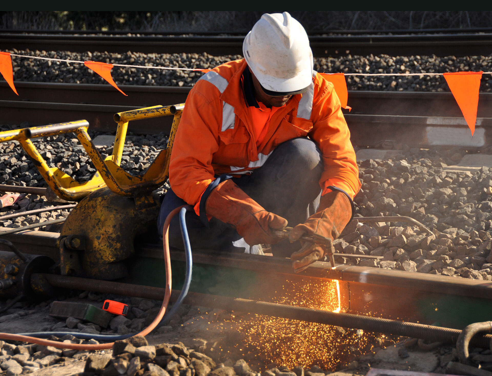 铁路钢轨上焊接的工人轨焊机切割轨