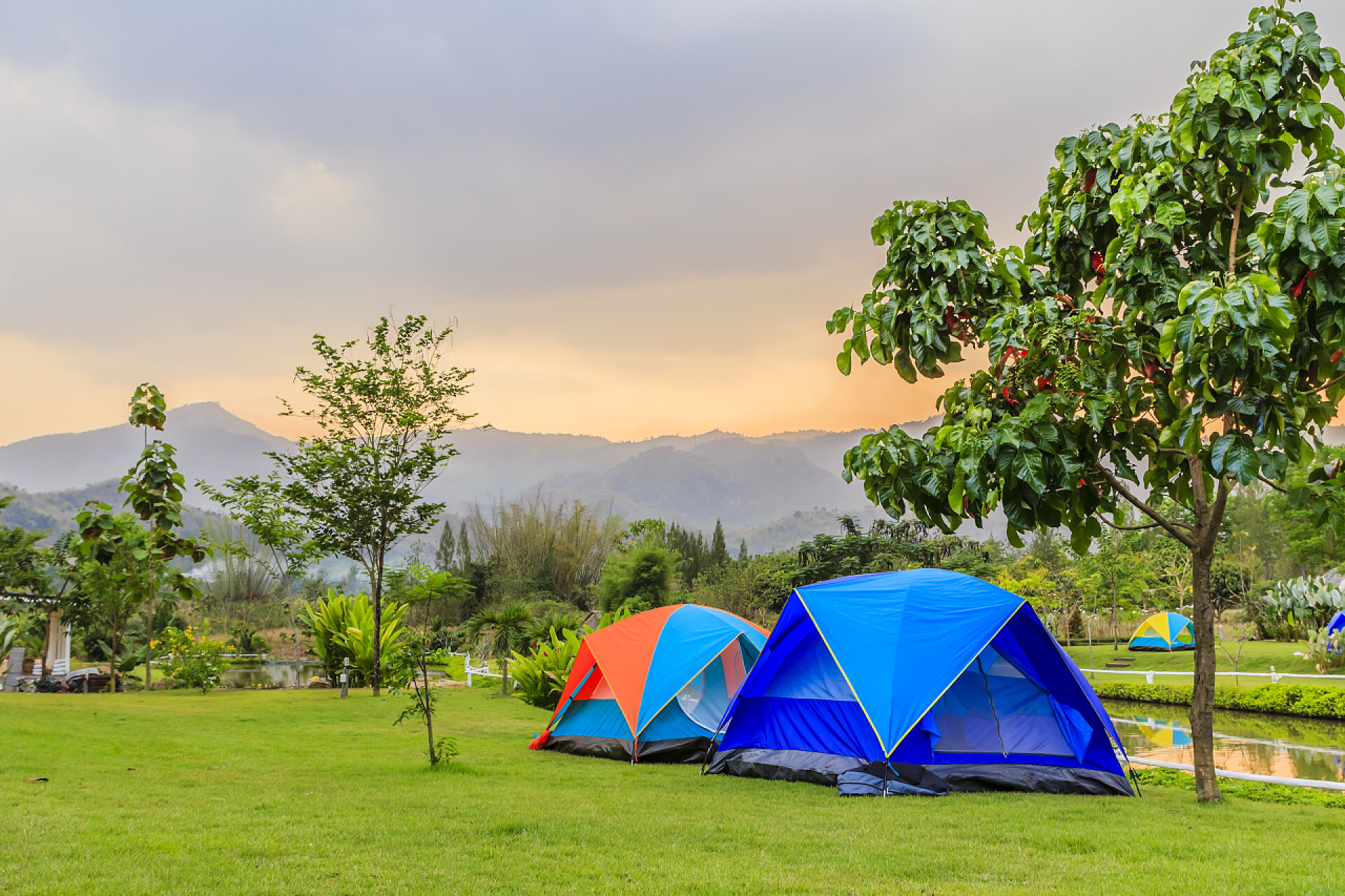 日落时分的营地景观营地日落山景观.
