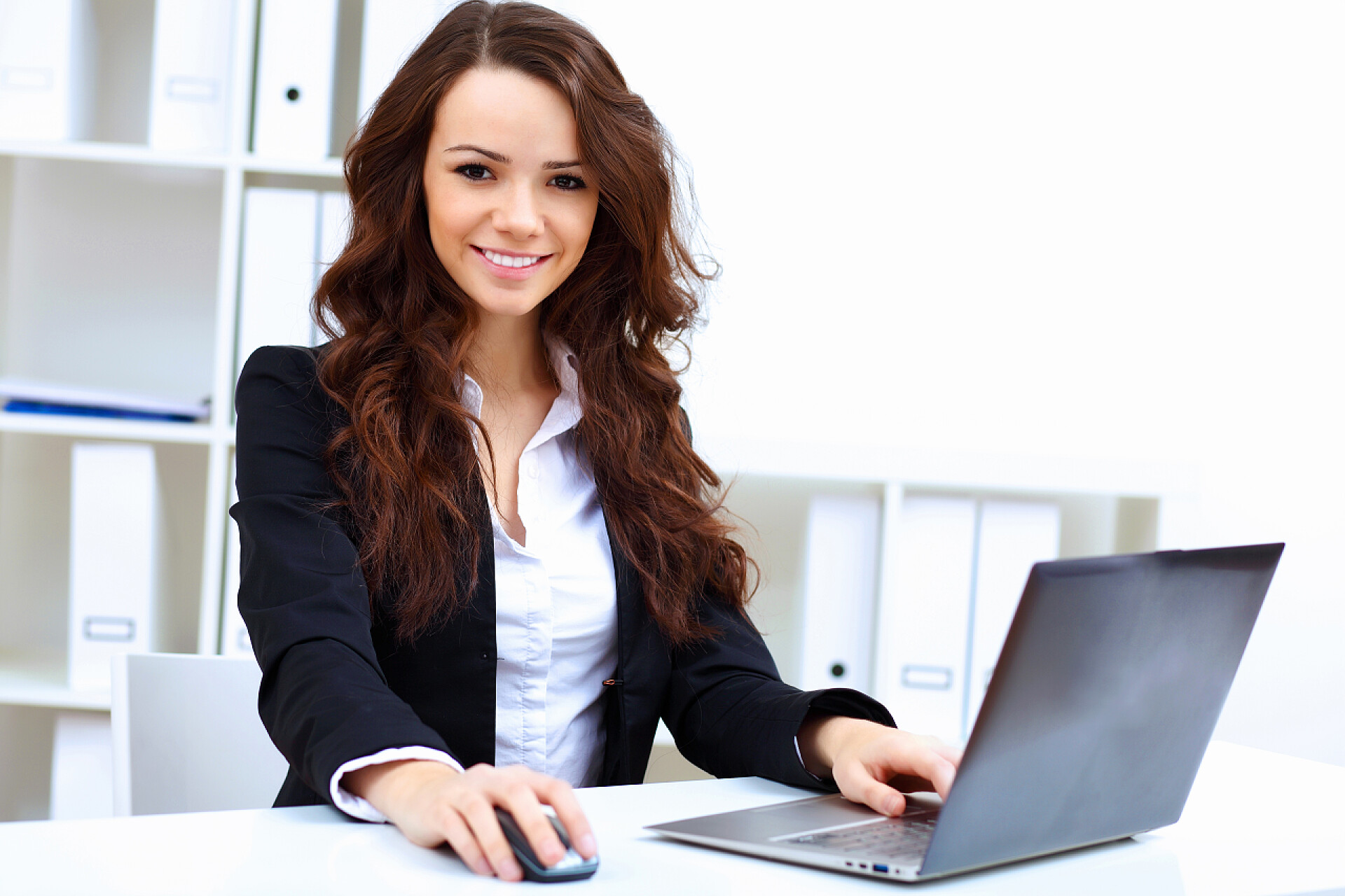 办公室里使用笔记本电脑的漂亮女商人年轻的商务笔记本的女人