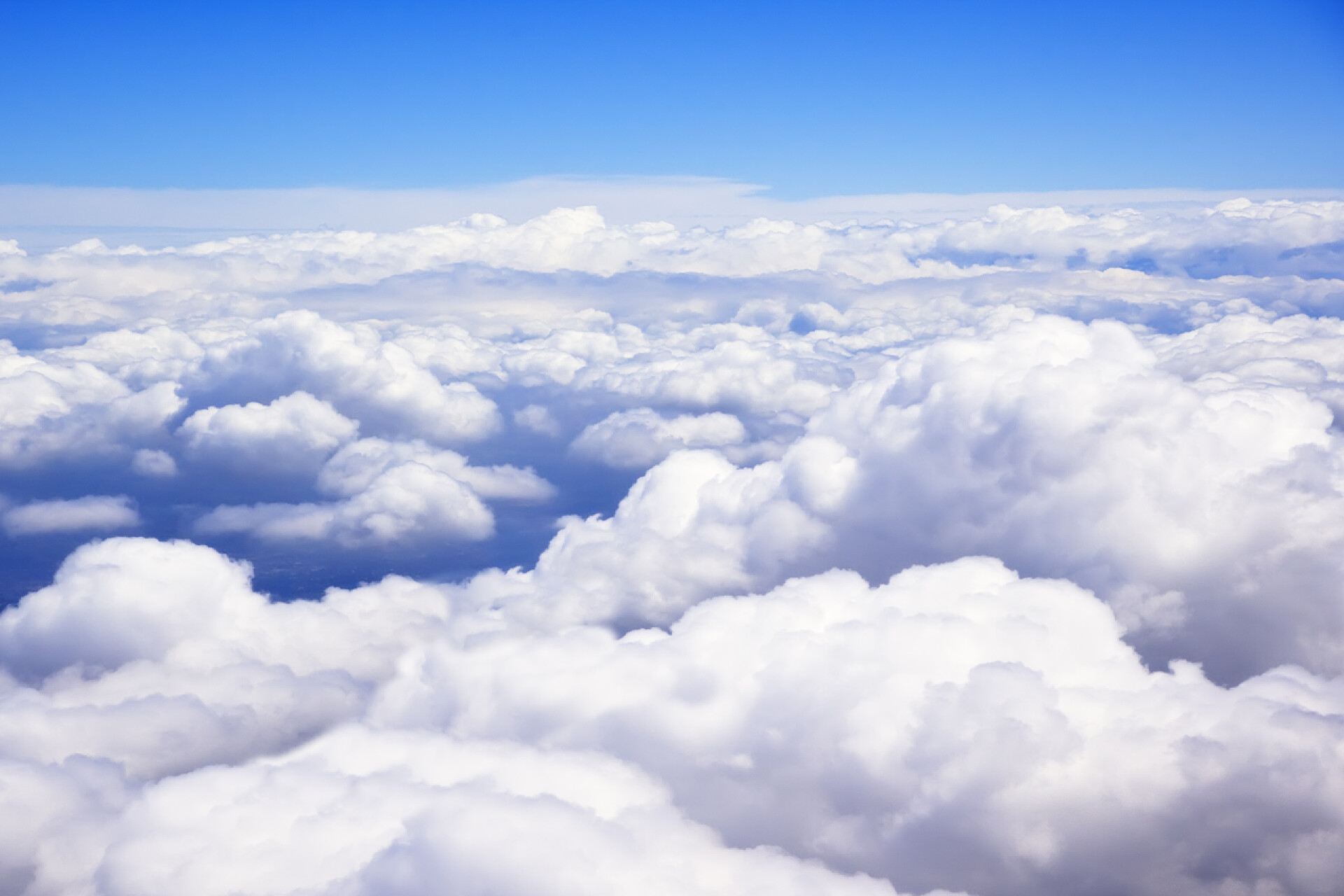 飞机窗外的天空景观云彩