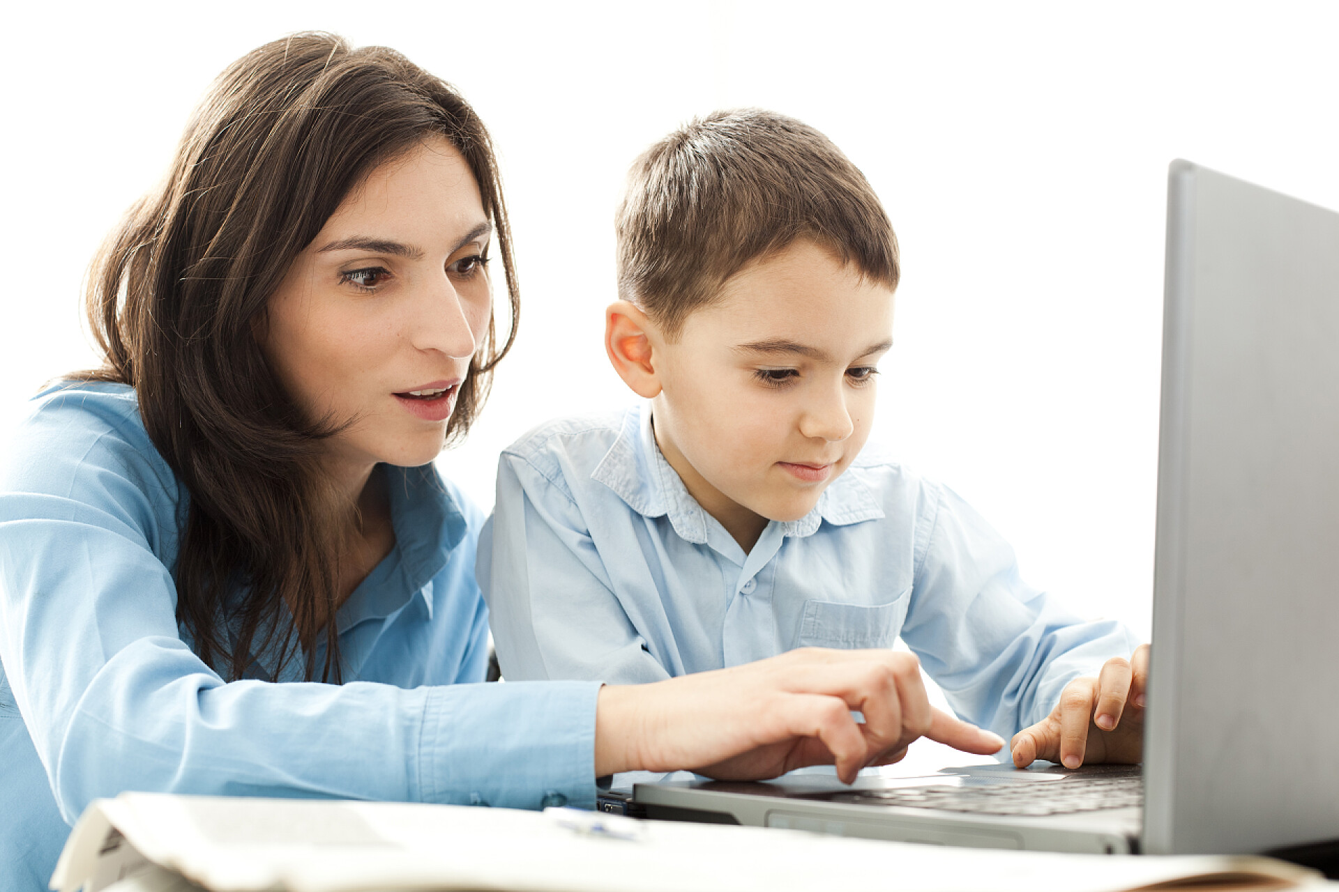 白色背景母亲和孩子在用电脑学习母亲和儿子的活动