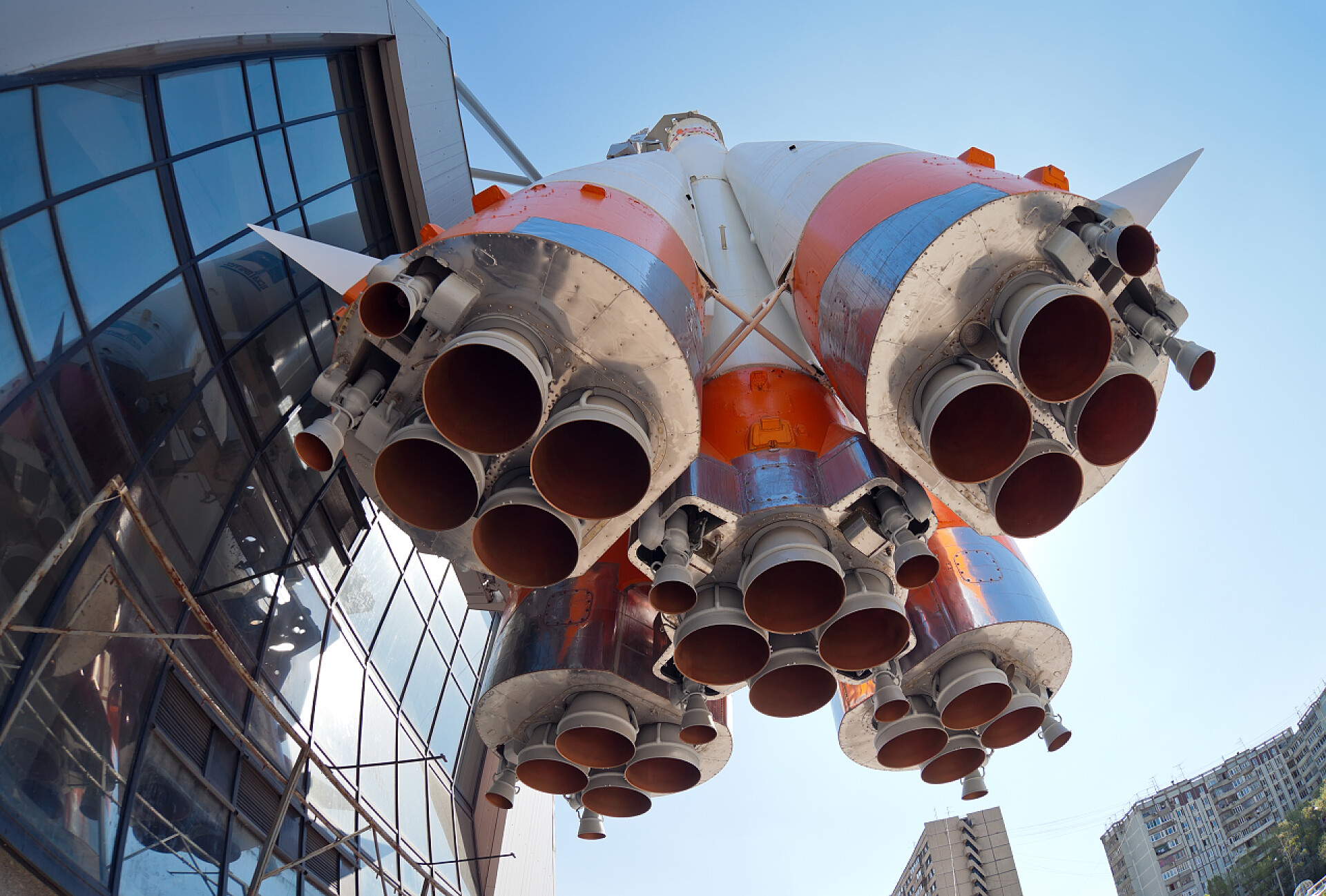 蓝蓝的天空背景上的太空火箭蓝蓝的天空背景上太空火箭