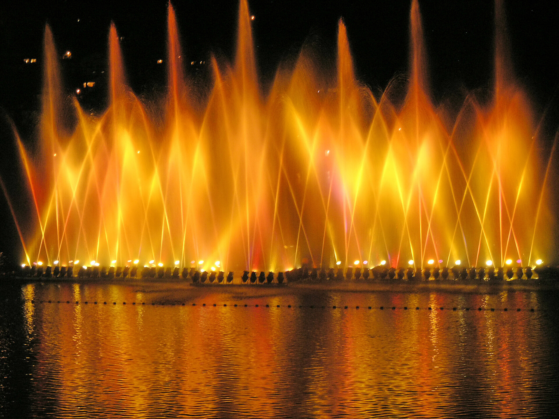 夜晚的水上灯光秀水光游戏