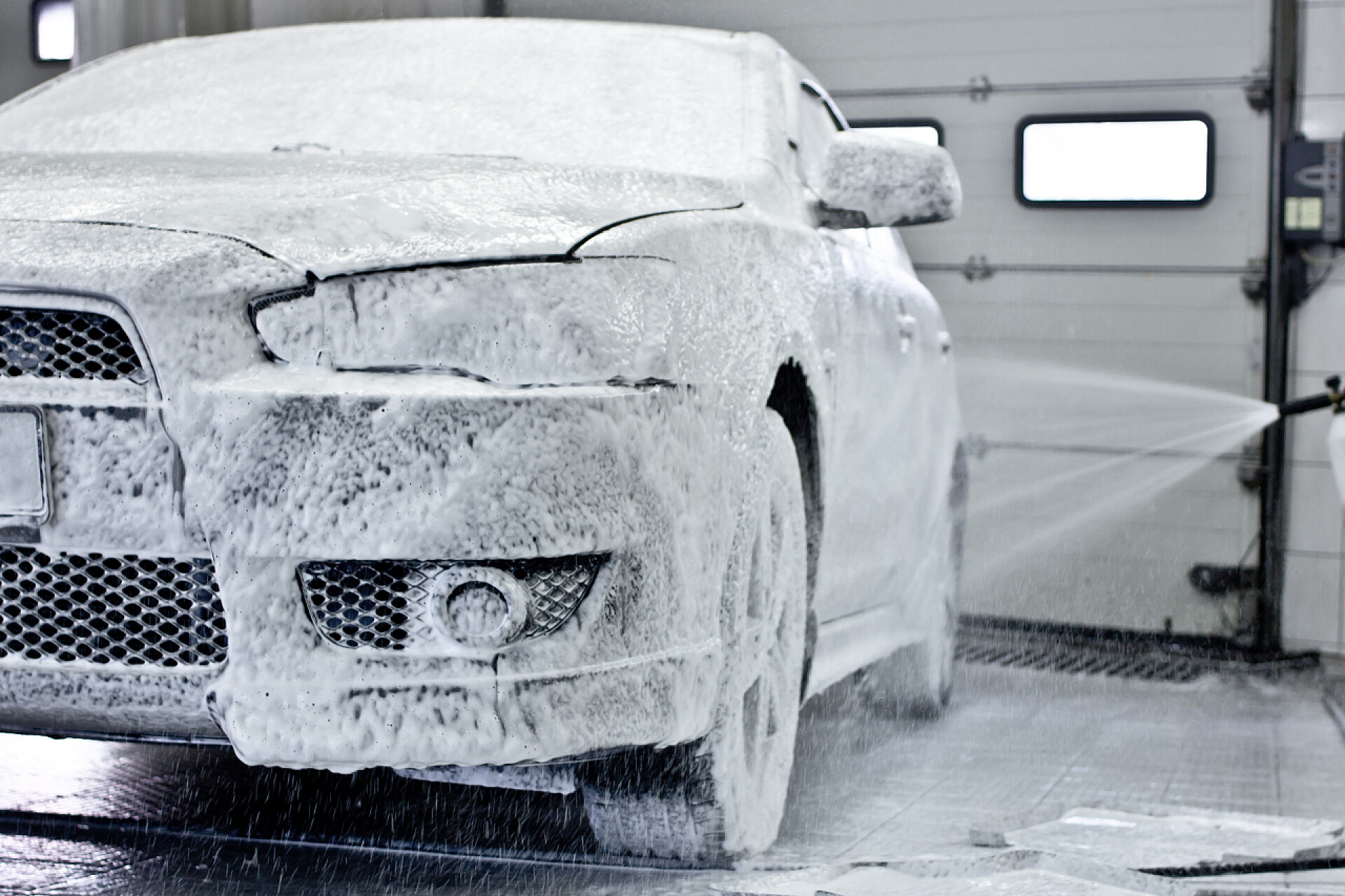 一辆汽车喷涂了清洁泡沫洗车