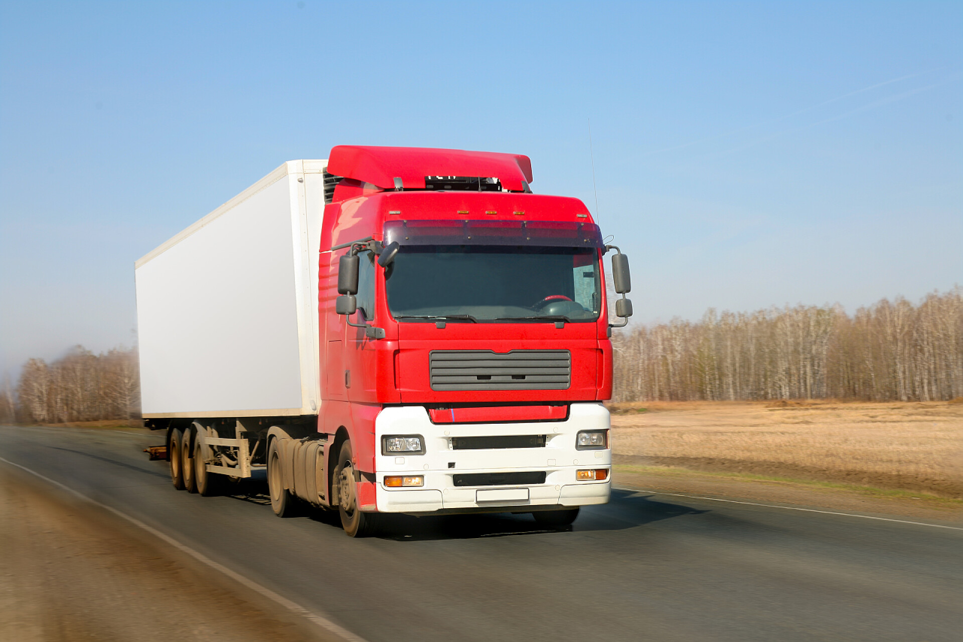 一辆红色卡车在马路上行驶拖车去路