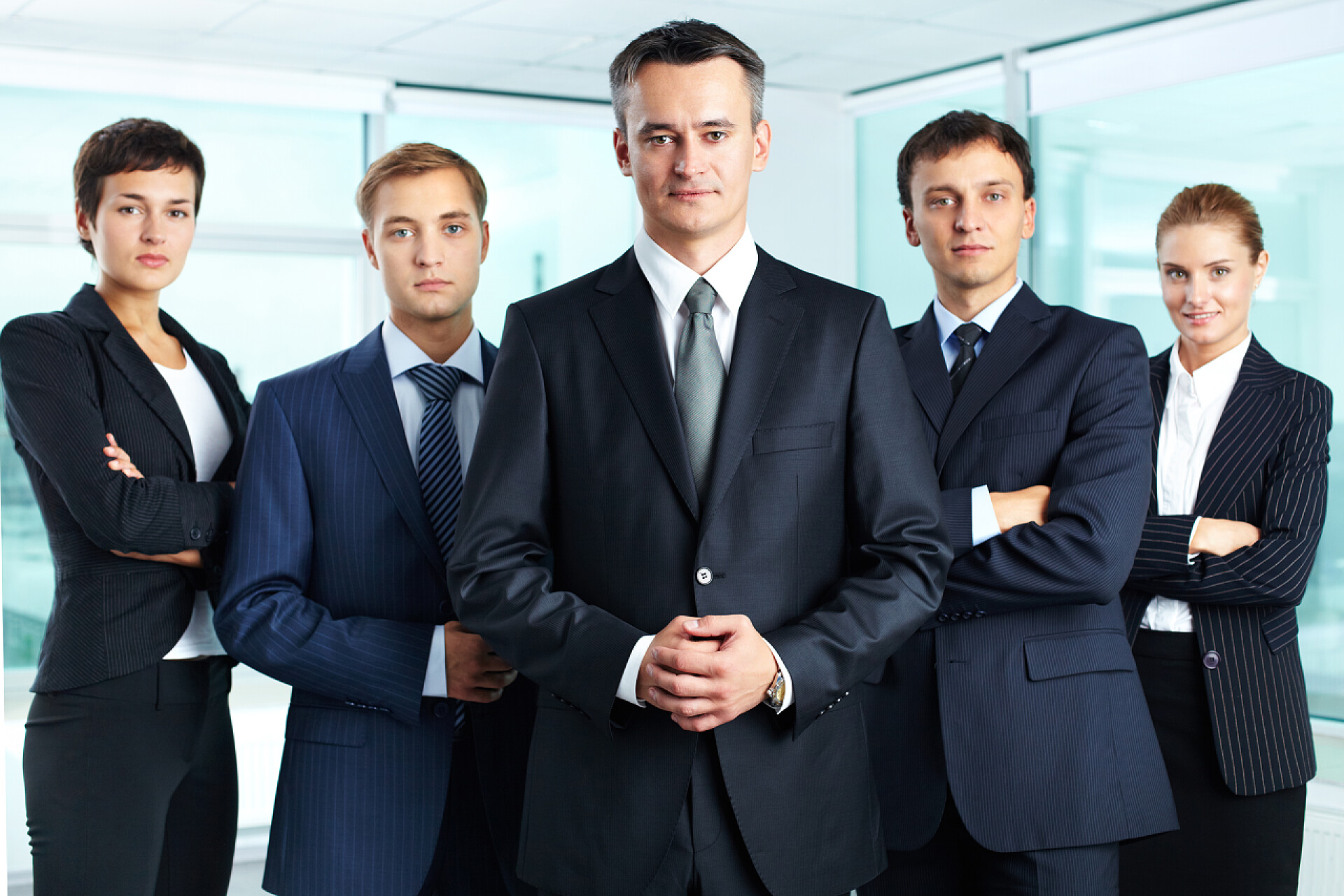 一个专业的商务团队自信地看着相机的肖像专业小组