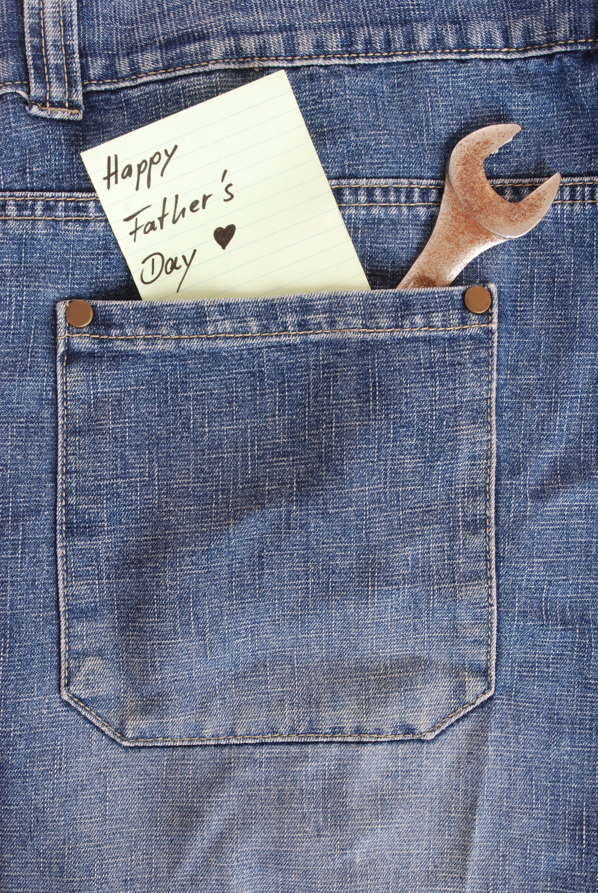 螺钉扳手放在蓝色牛仔裤口袋里父亲节快乐