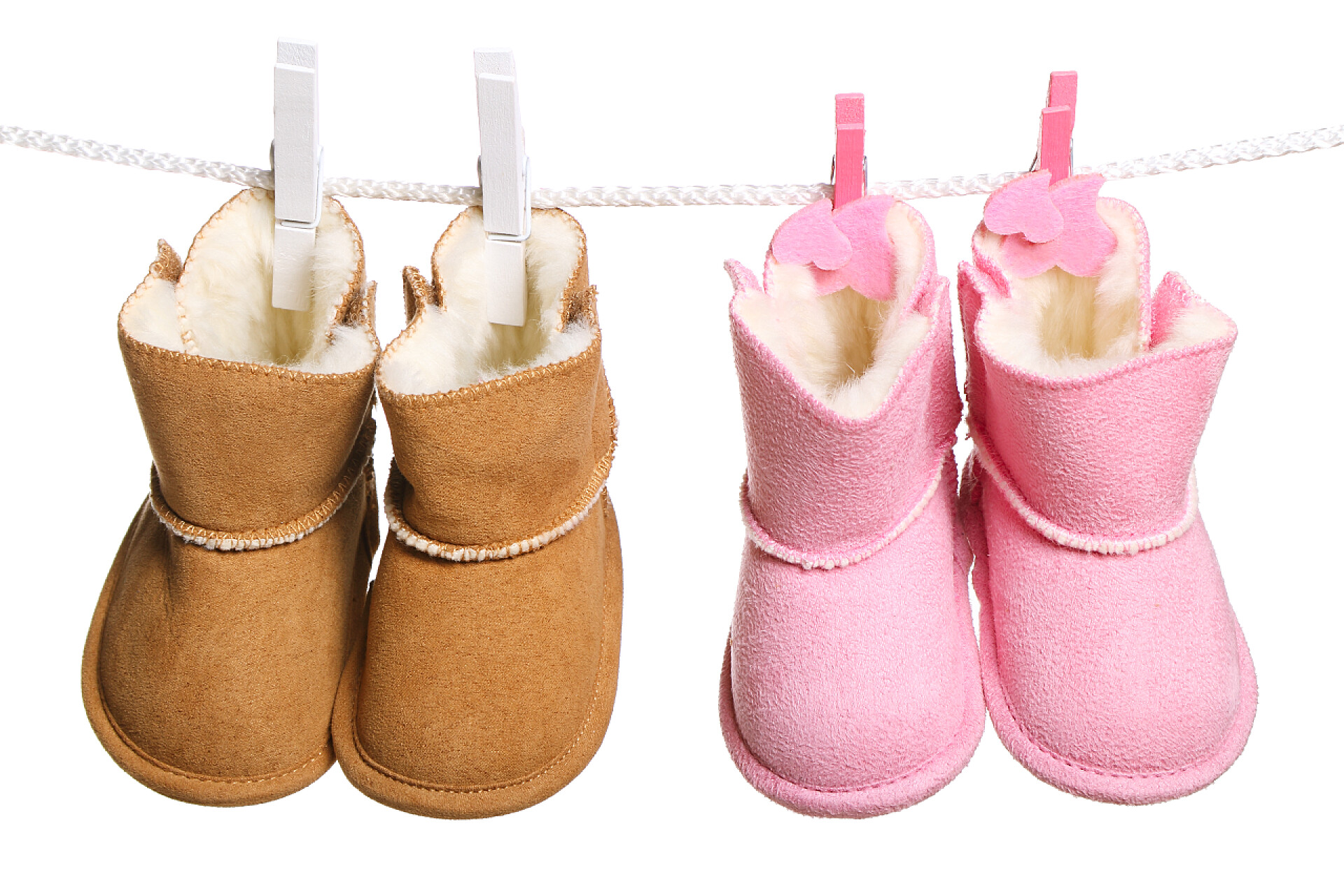 白色背景两双靴子晾在衣绳上宝宝靴子