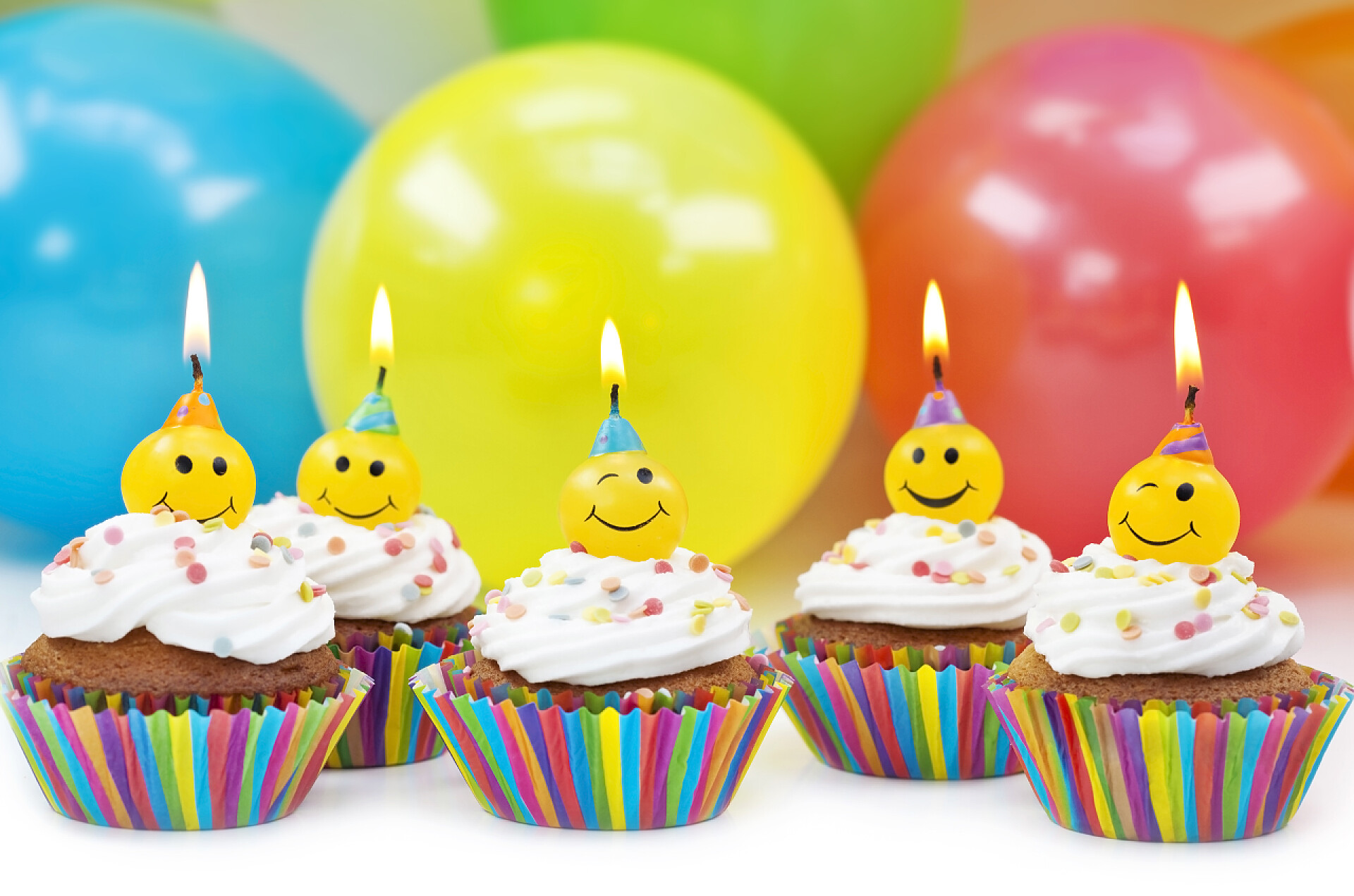 庆祝生日的纸杯蛋糕生日蜡烛
