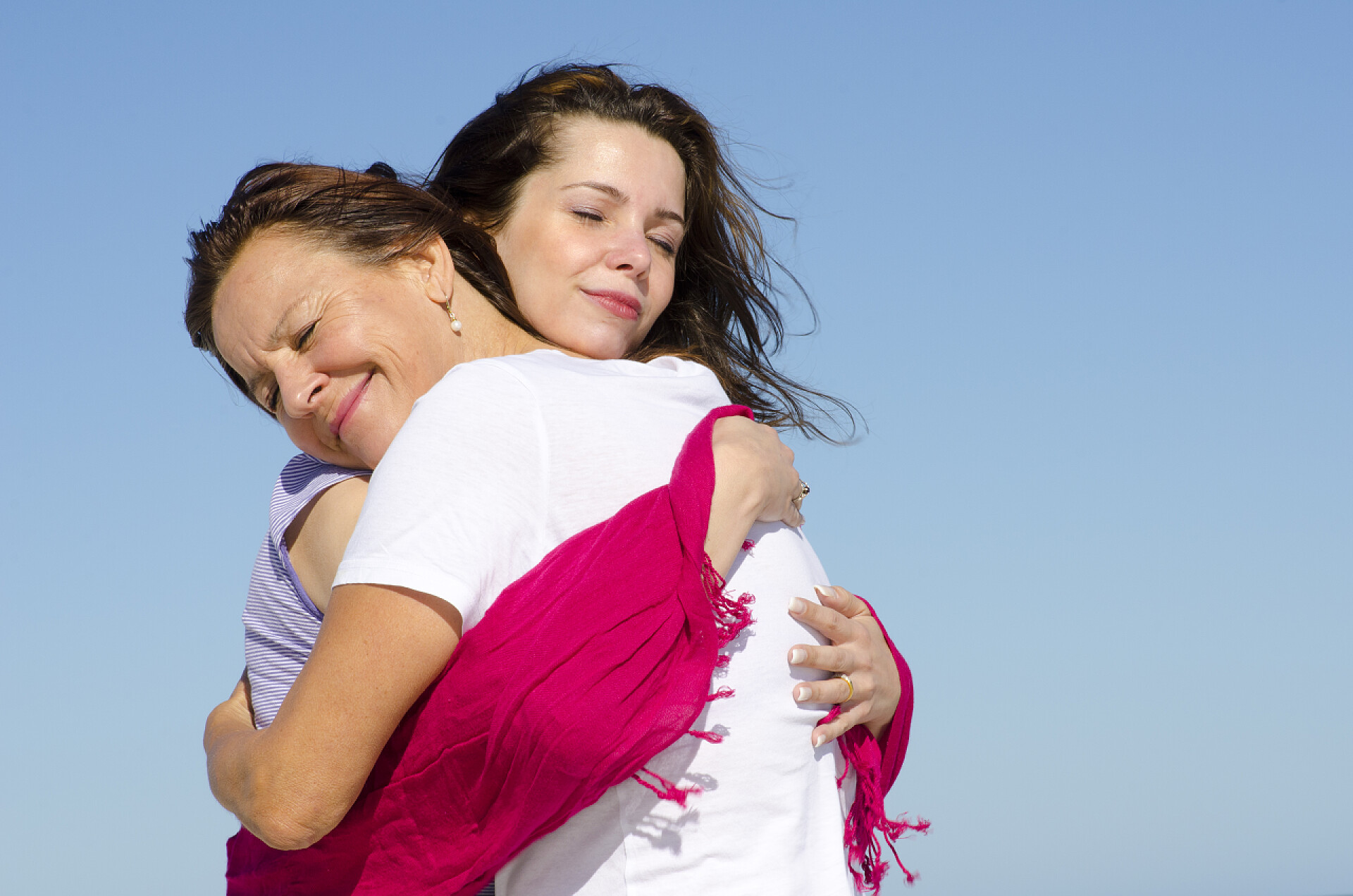 互相拥抱的母女爱情和友谊的母亲和女儿