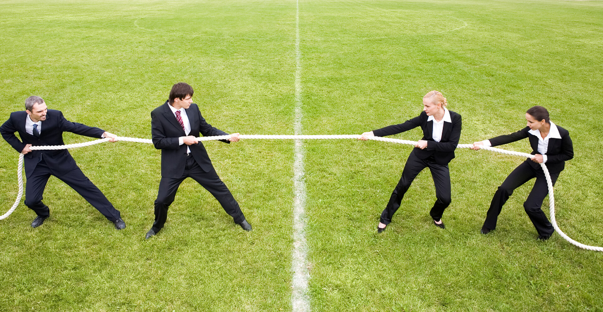 商务人员在操场拔河1.斗争