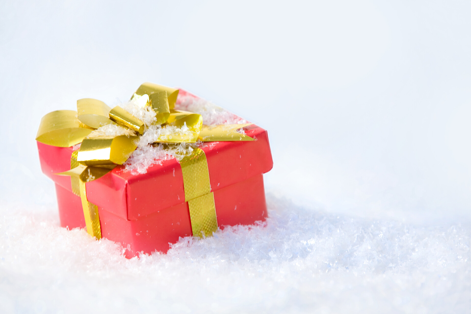 雪地里的红色礼盒目前在雪中