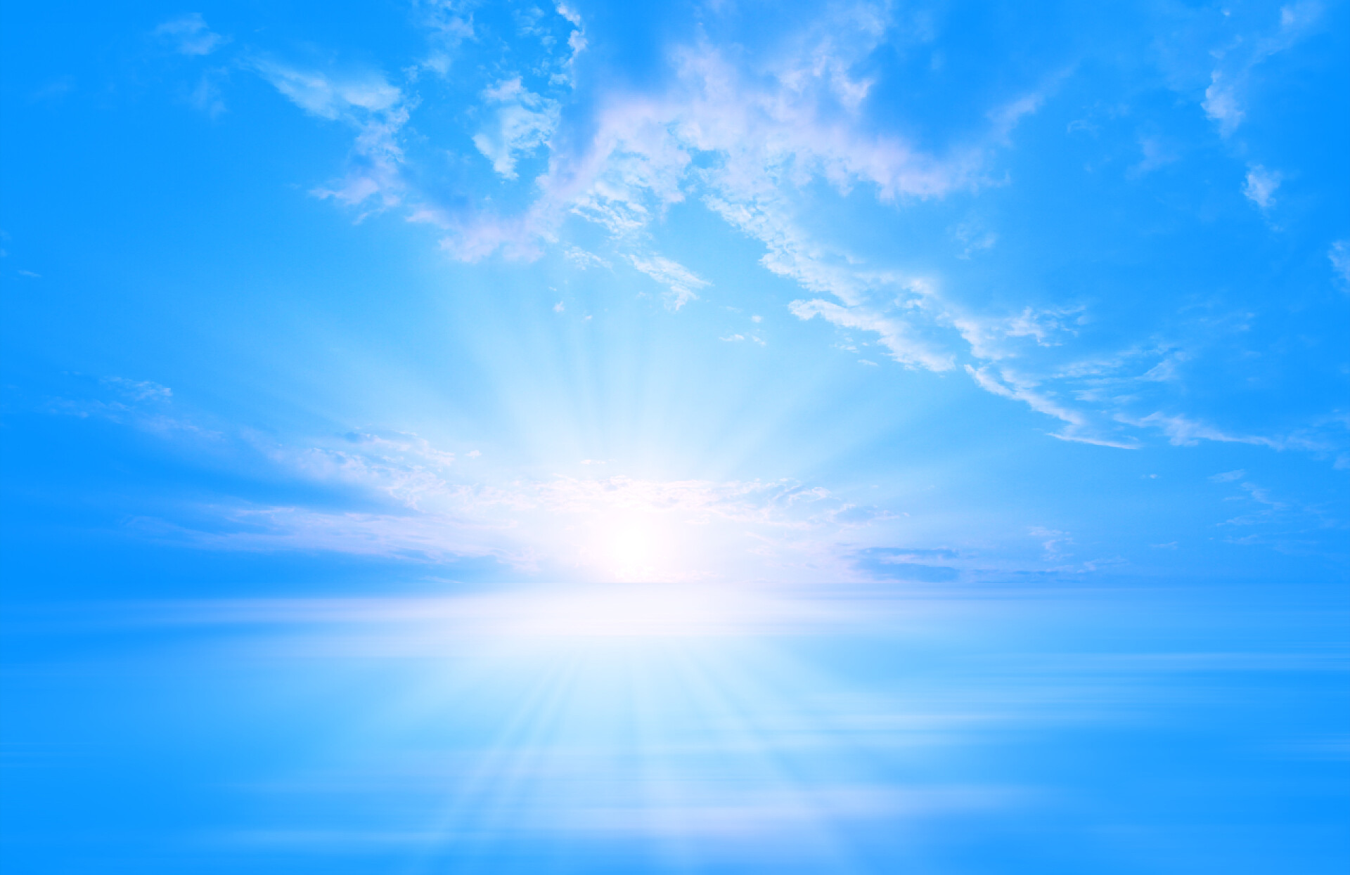 白色蓬松的云彩与蓝天蓝色夕阳