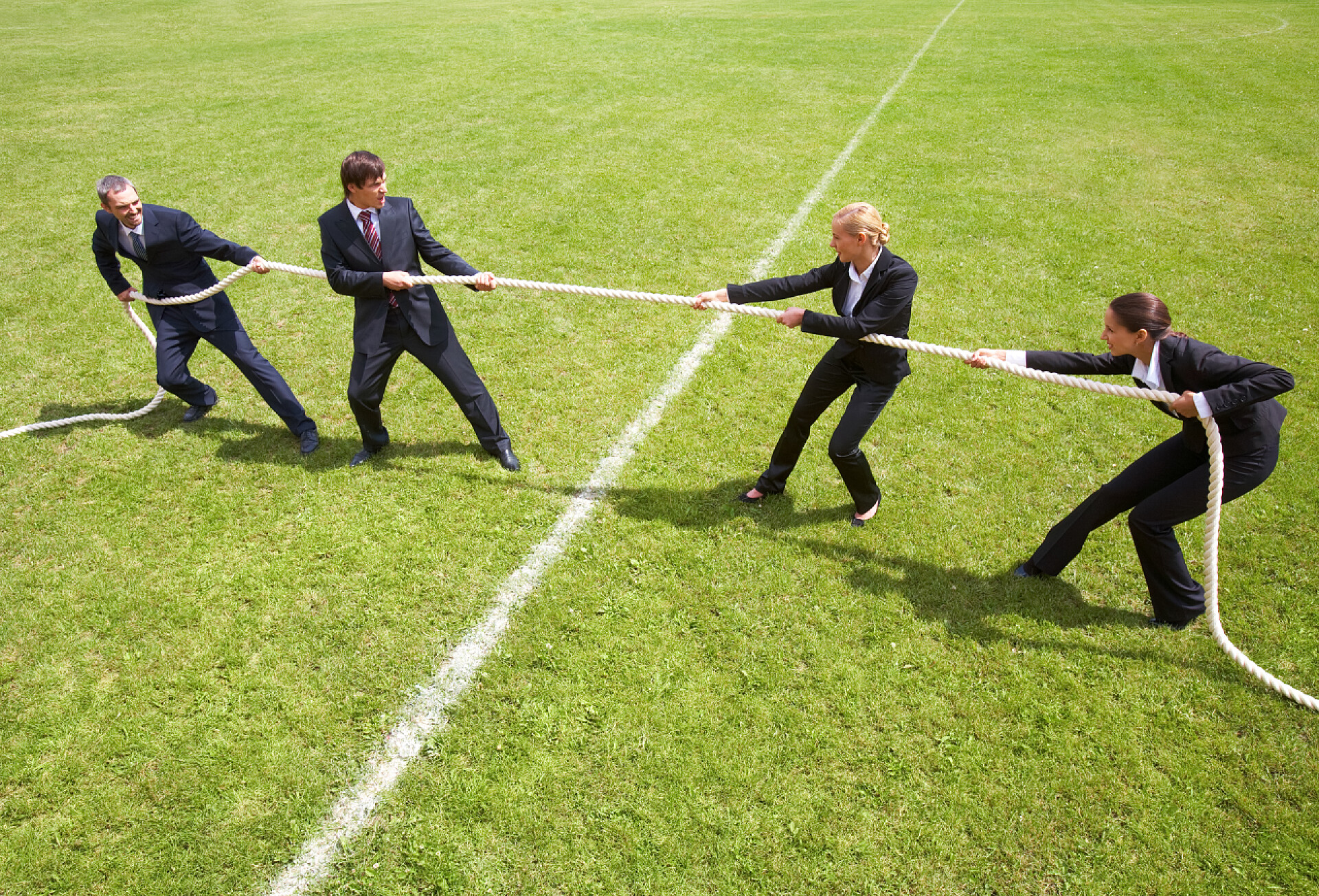 在操场拔河的商务人士竞争