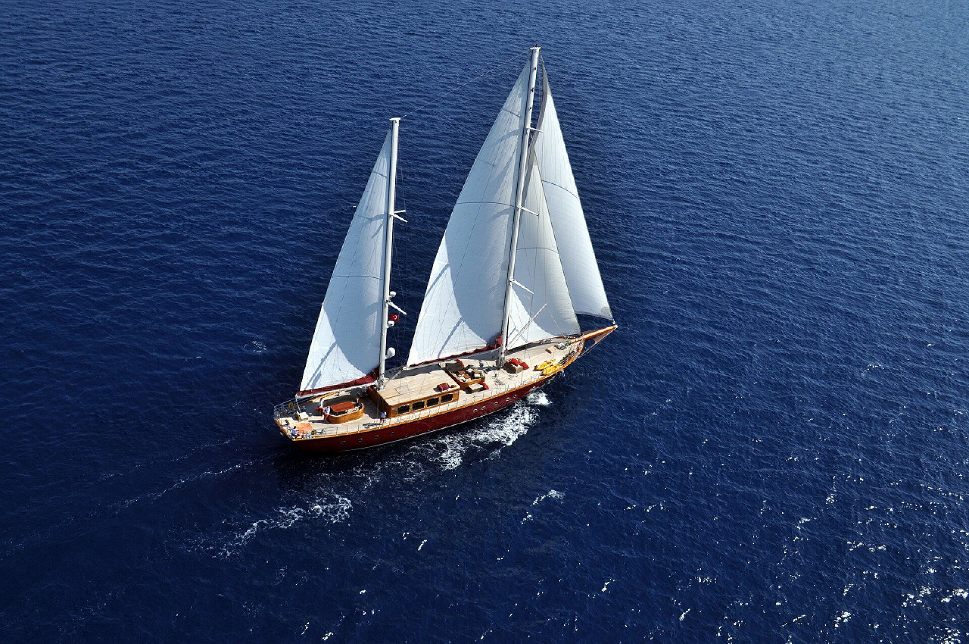 航行的豪华大帆船帆船的甲板上