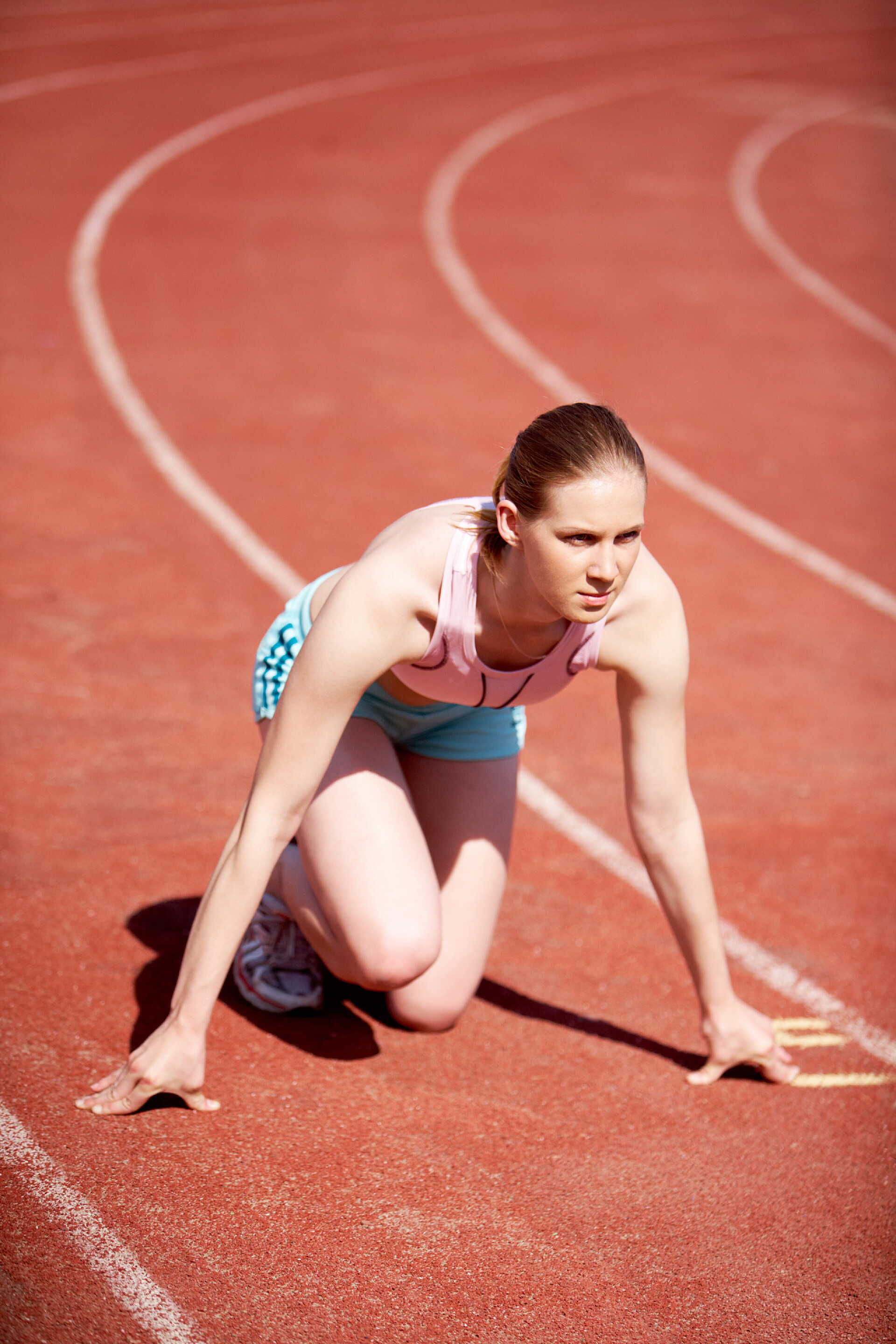 马拉松比赛期间准备好开始的年轻女性在开始时